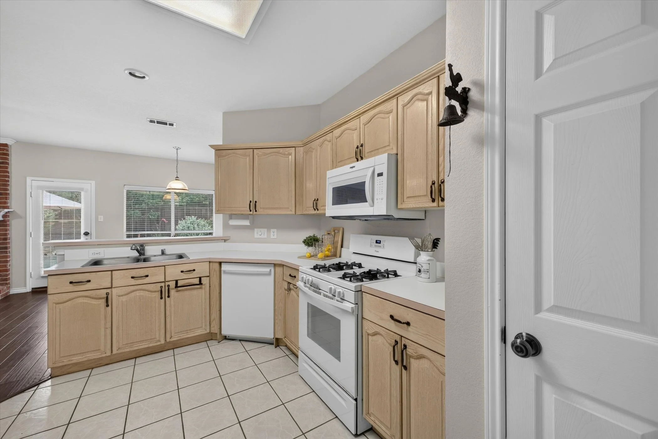 21-1604-Willow-Ln-Windowstill.jpg