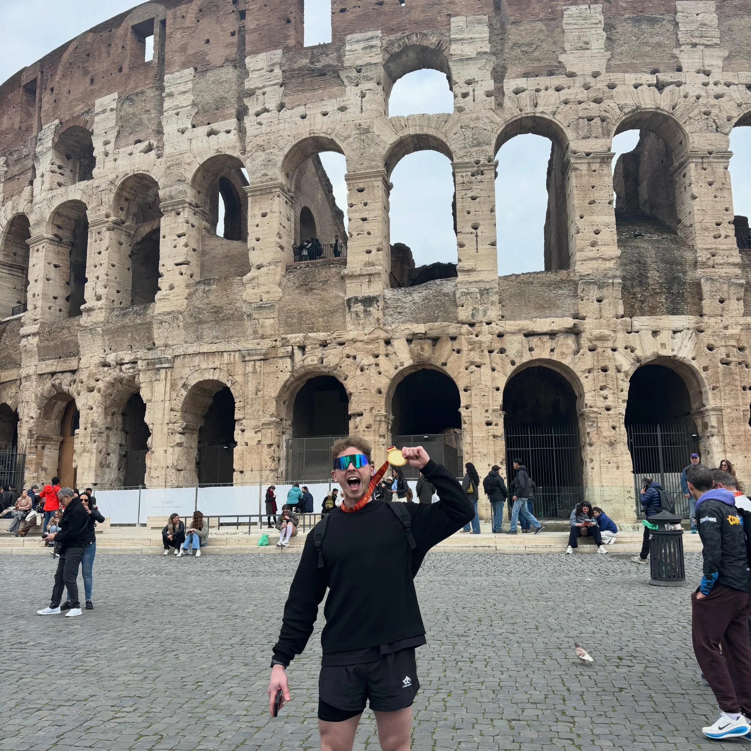 Apparently, Maximus Decimus Meridius was seen running the Rome Marathon 👀 👀 

#romemarathon2026 #romemarathon