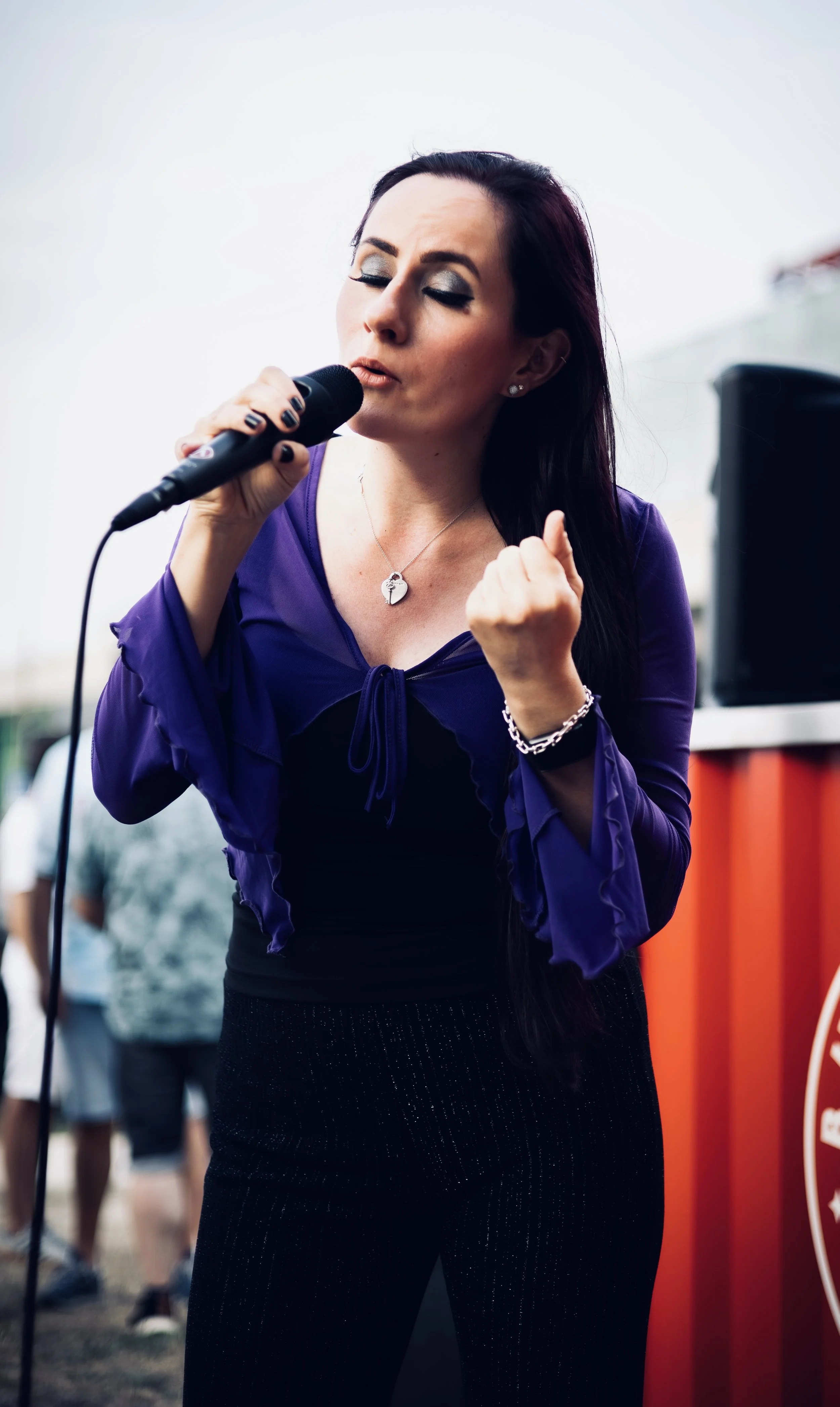 Hochzeissängerin Vici singt gefühlvoll ein Lied