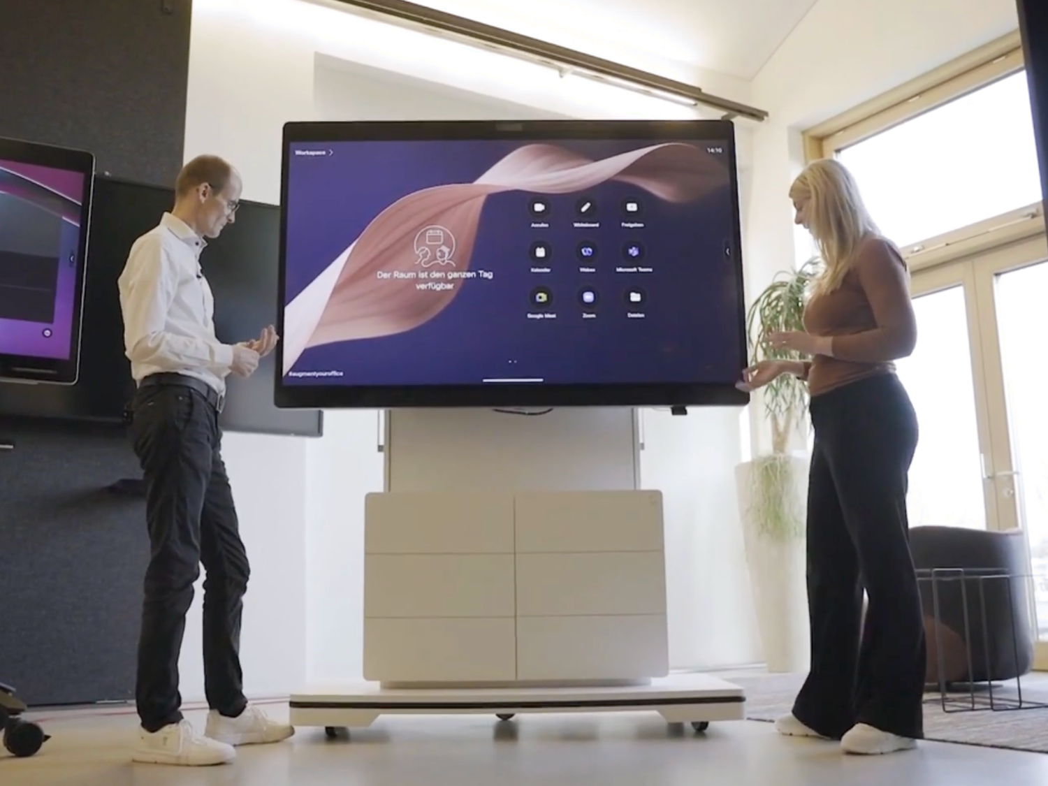 Medienstele von Holzmedia für Cisco Boards