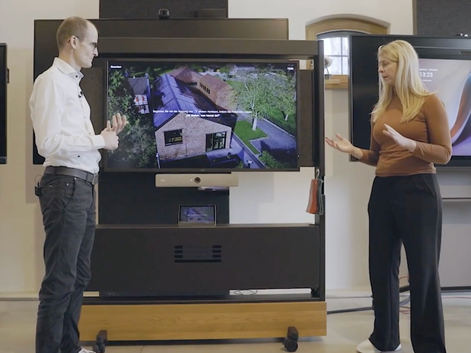 Die Vitra Dancing Wall als Medienstele für Cisco Boards