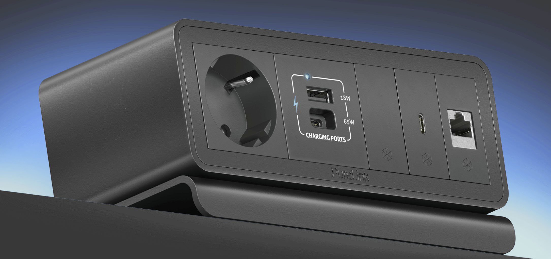 Steckdose mit USB-Anschlüssen und Ethernet-Anschluss, sowie ladesteckdose für elektrische Geräte auf einer schwarzen Oberfläche