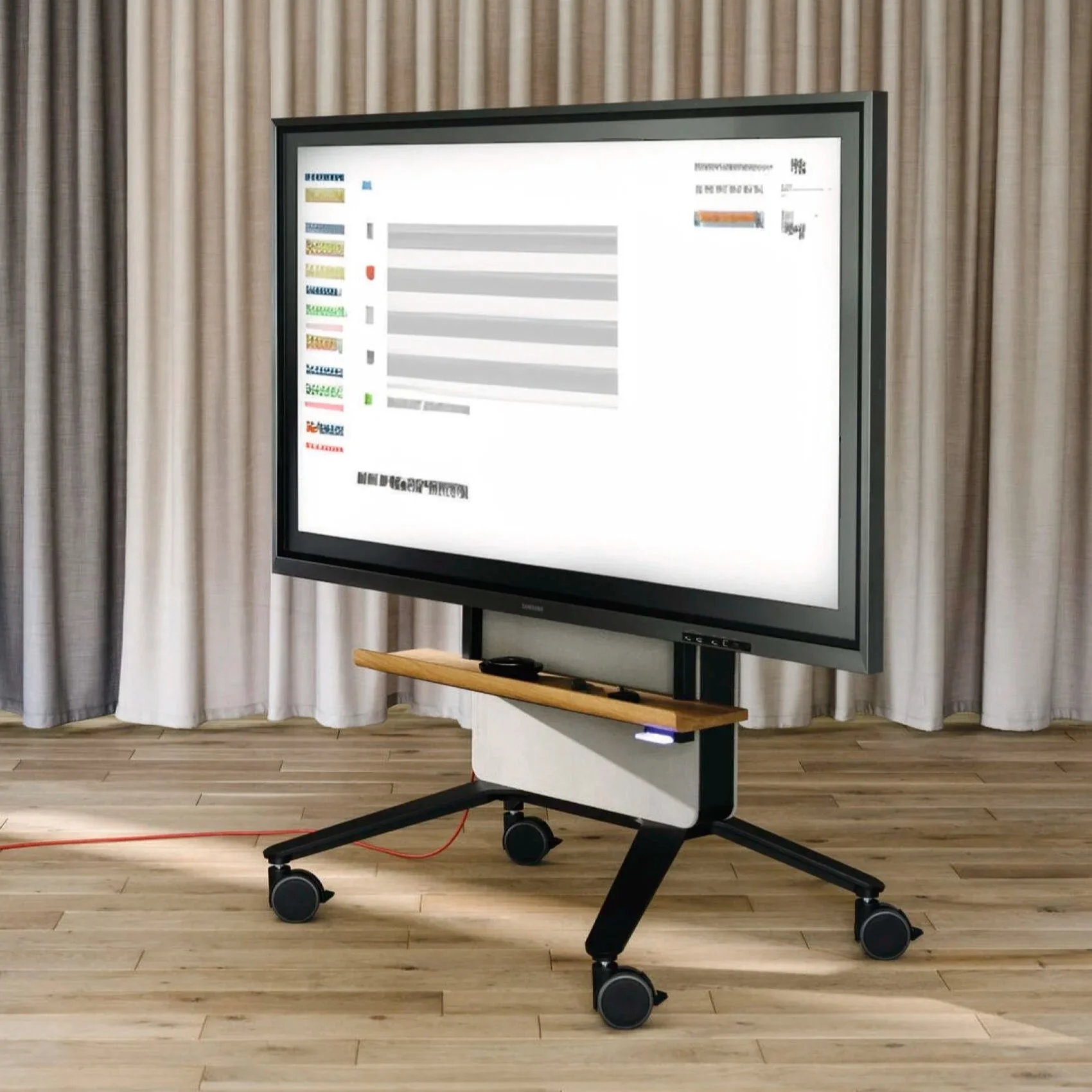 Ein großer interaktiver Bildschirm auf einem beweglichen Ständer, im Hintergrund ein Vorhang, auf dem Boden Holzdielen.