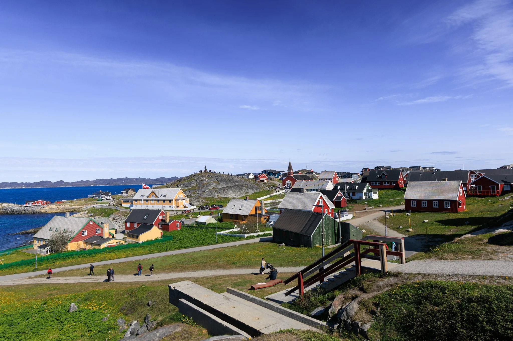 Grenlandia w środku lata — surowa, spokojna i dostępna tylko przez krótki moment w roku. Zdjęcie wykonane w lipcu, gdy fiordy są jeszcze otwarte, a arktyczna przyroda pokazuje swoje łagodniejsze, choć wciąż potężne oblicze.