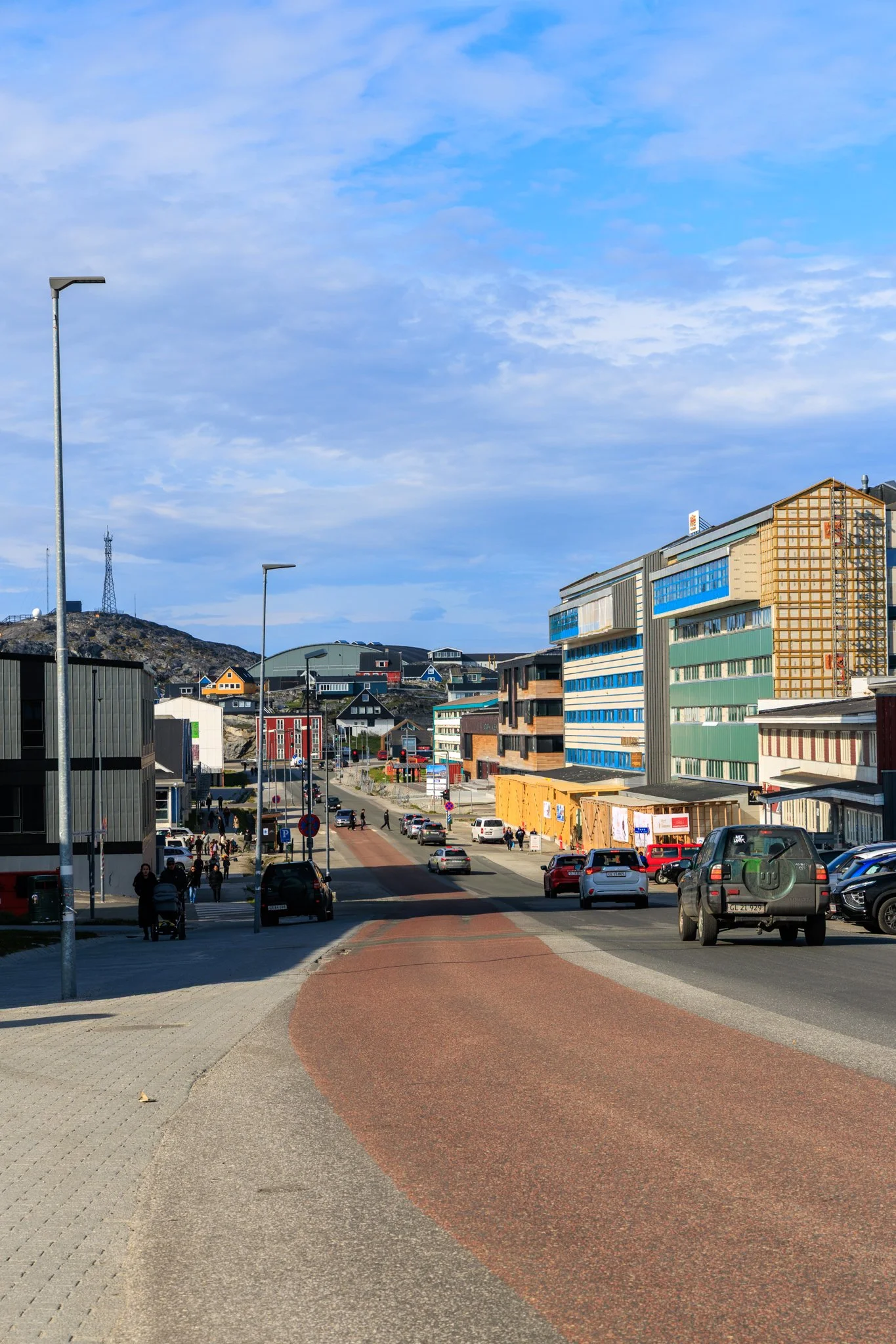 Nuuk – główna ulica stolicy Grenlandii.
Spokojne centrum miasta położonego między nowoczesną zabudową a surowym, skalistym krajobrazem Arktyki. Jedyna sygnalizacja świetlna na Grenlandii podkreśla kameralny charakter Nuuk i niewielką skalę miejskiego