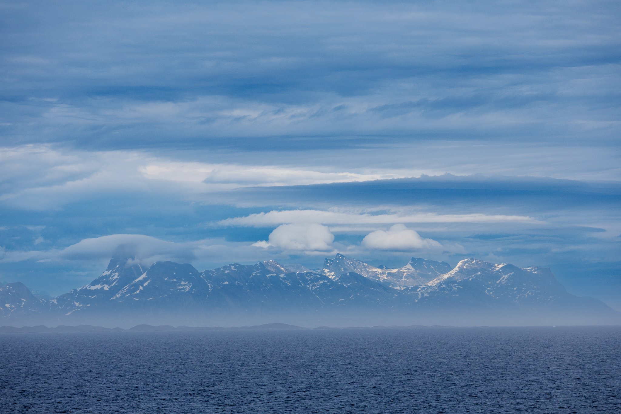 Krajobraz Grenlandii widziany z pokładu statku — przez setki kilometrów rejsu wzdłuż wybrzeża, od Qaqortoq do Nuuk i w drodze powrotnej, towarzyszyły nam surowe, niemal nietknięte przez człowieka przestrzenie. To wciąż jedno z niewielu miejsc na świe