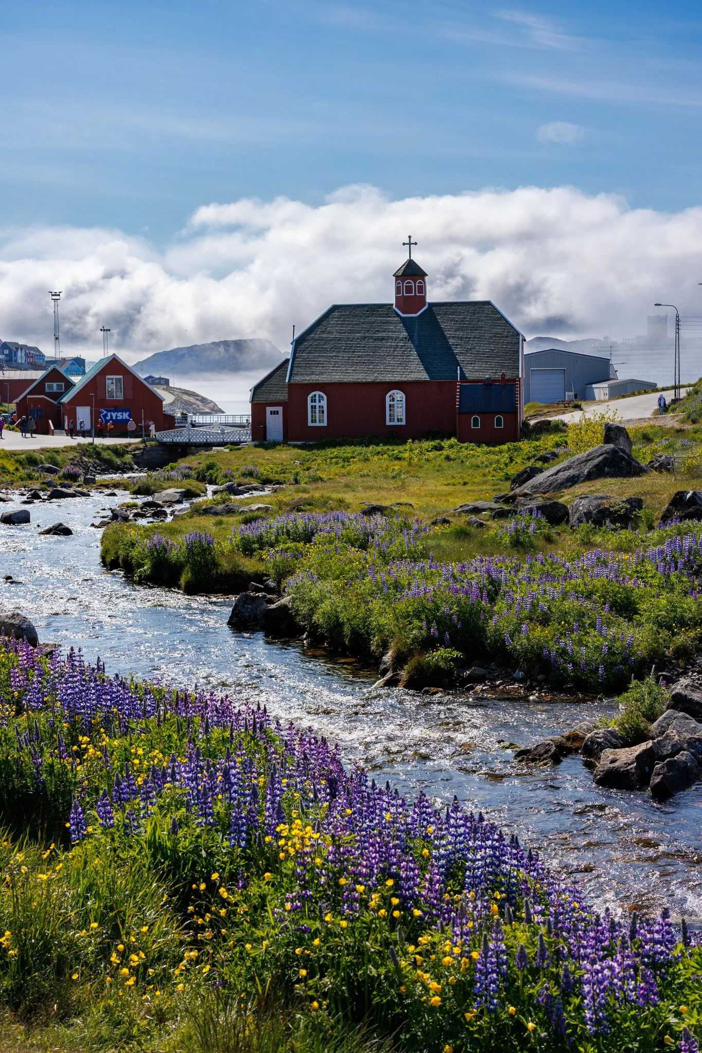 Church of the Savior w Qaqortoq — charakterystyczny, drewniany kościół z początku XIX wieku, będący jednym z najważniejszych zabytków tej grenlandzkiej miejscowości i symbolem duńskiego dziedzictwa na wyspie.