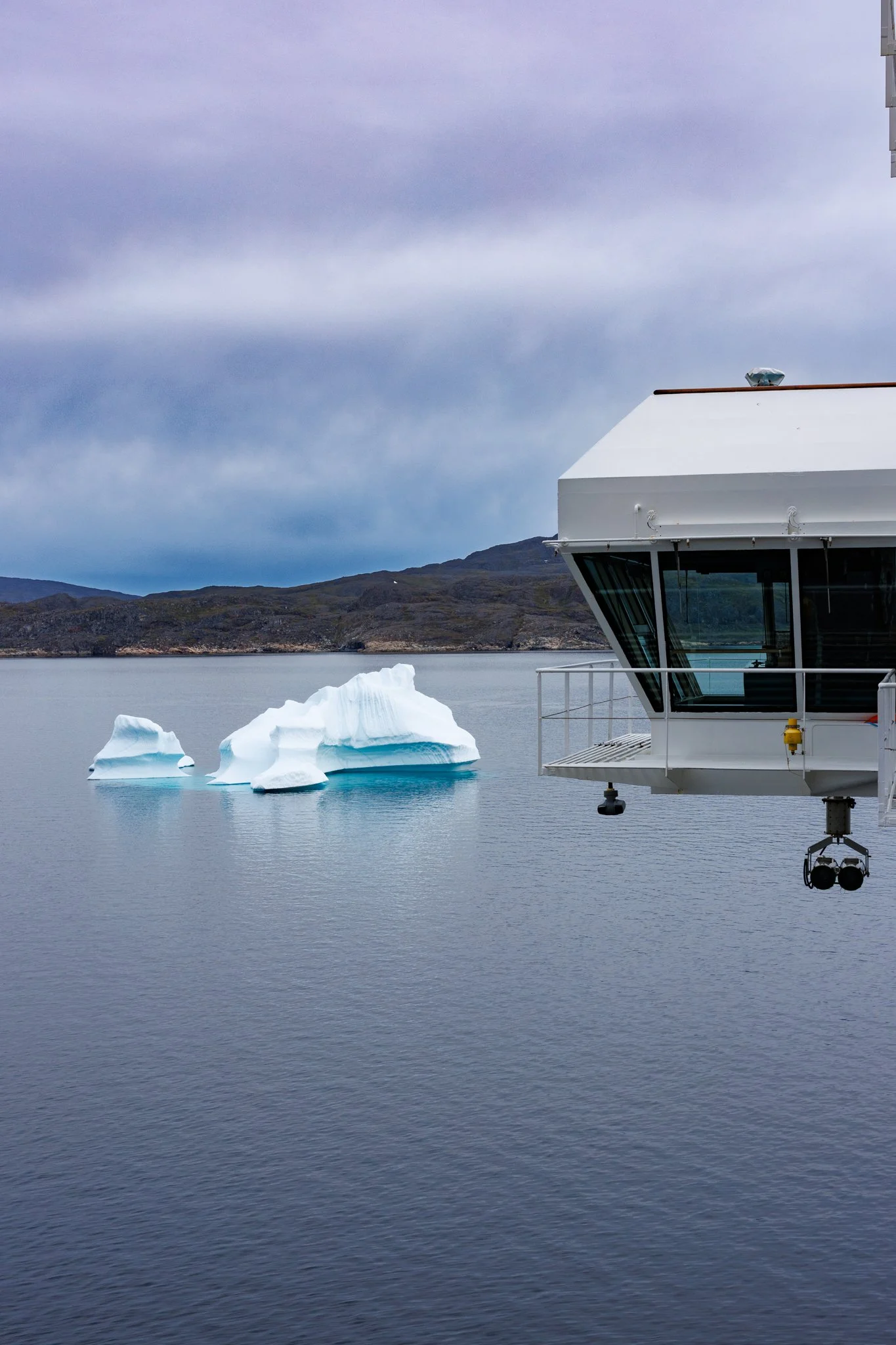 Widok z pokładu statku — fragment góry lodowej tuż obok mostka kapitańskiego pokazuje skalę zjawiska, które trudno sobie wyobrazić. Przez kilka miesięcy w roku takich gór lodowych jest tu tak wiele, że żegluga staje się poważnym wyzwaniem, a wpłynięc
