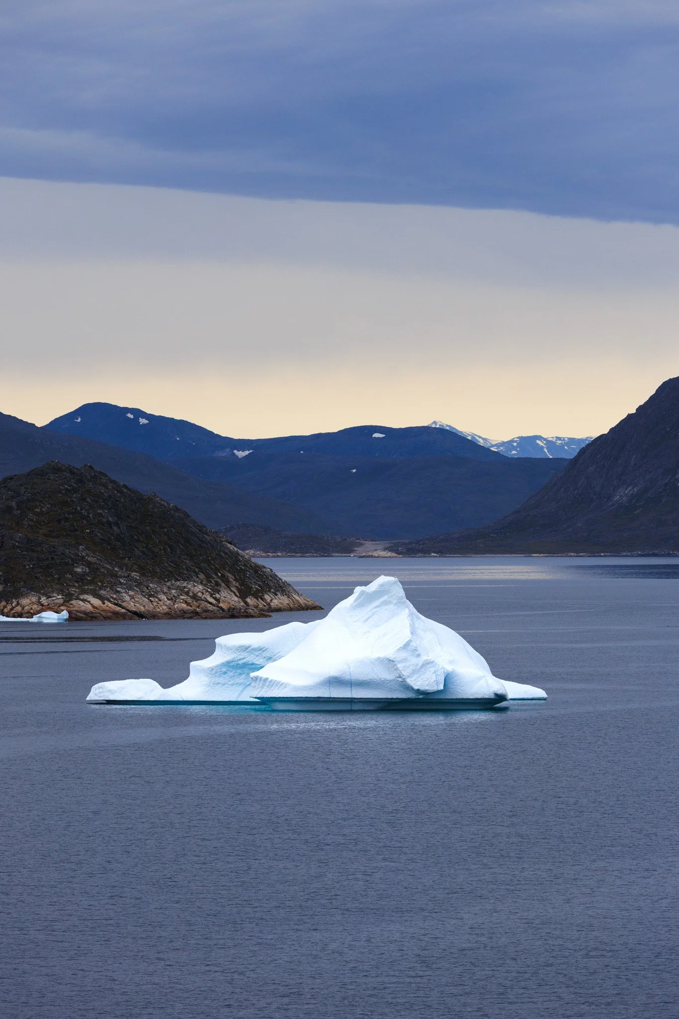 Góra lodowa wielkości małej wyspy — podczas naszej podróży w lipcu było ich stosunkowo niewiele, a nowoczesne systemy nawigacyjne i radary pozwalały bezpiecznie manewrować nawet w trudnych warunkach. Były jednak momenty, gdy gęsta mgła całkowicie ogr