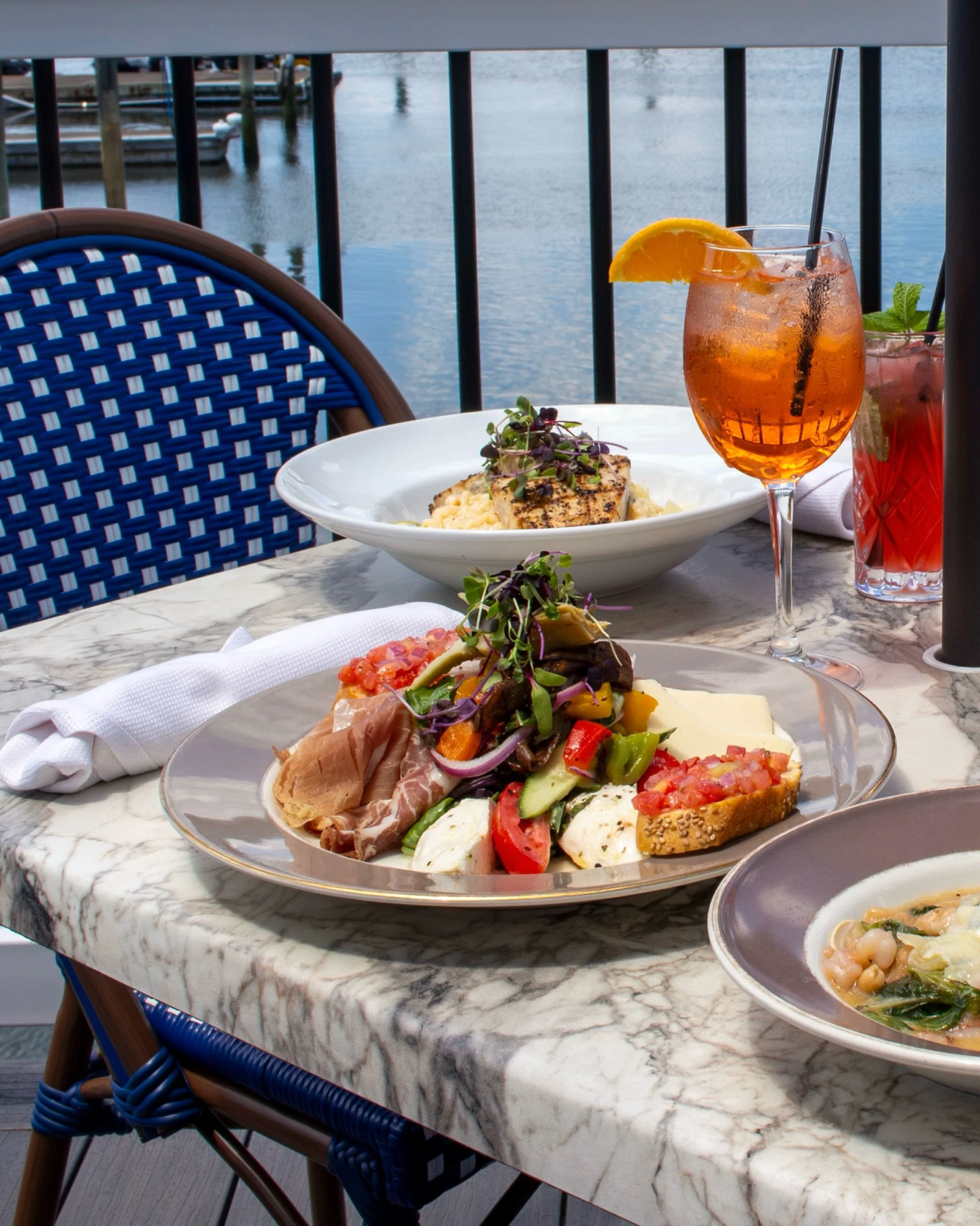 If your group chat is asking &ldquo;where are we eating?&rdquo;&hellip; just send this 🥰 

🪩 DJ Eddie Tully &bull; Friday, 8pm &bull; Saturday,  9pm
🚤 Beats on the Bay with DJ Eddie Tully &bull; Sunday, 1pm - 5pm
🎆 Firecracker Thursday &bull; Jul