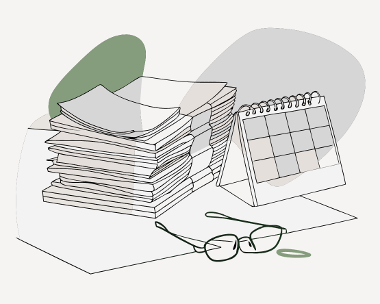 Ein Schreibtisch mit einem Stapel Akten, einem Kalender, einer Brille und einem Ring.