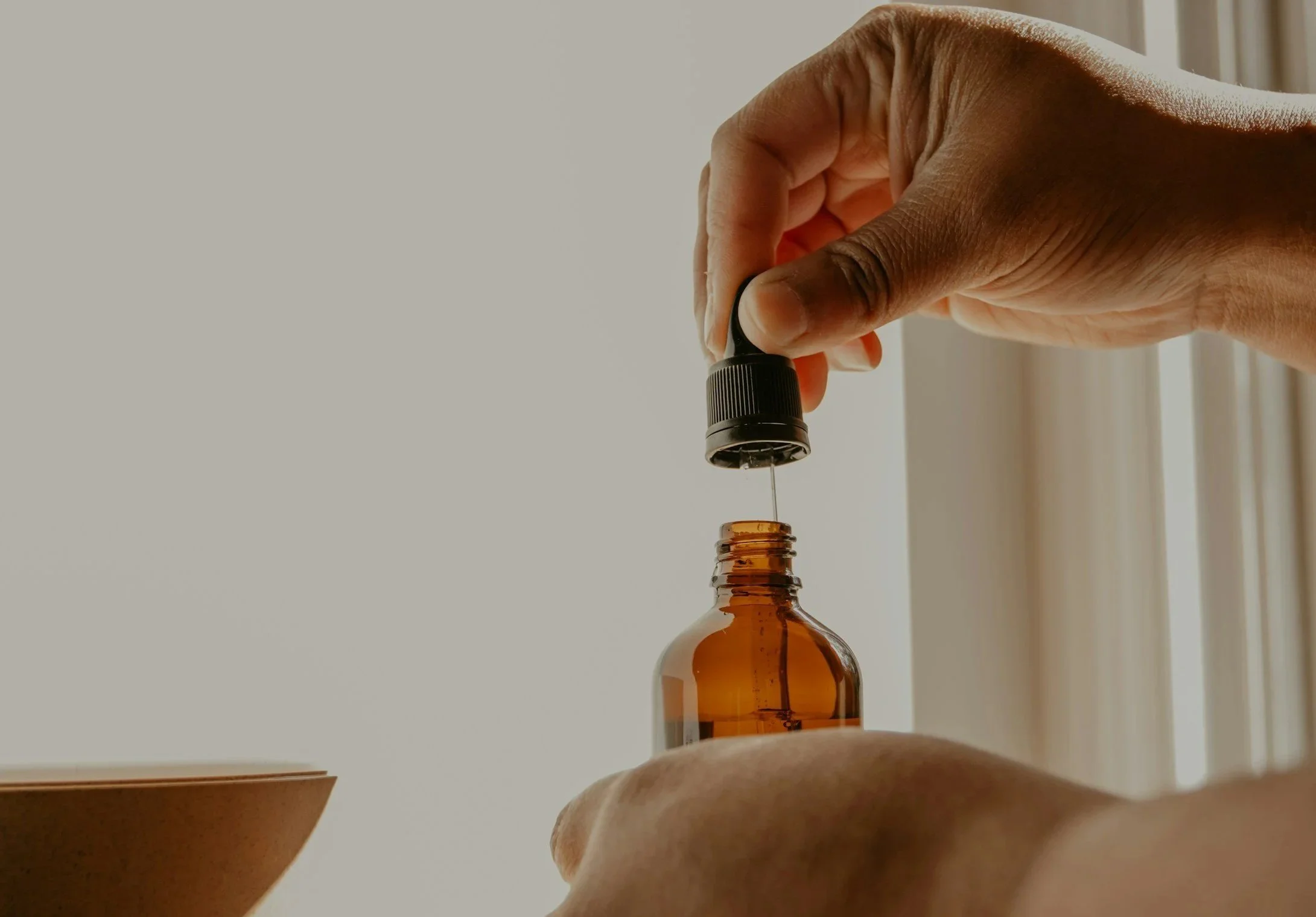 un flacon d'homéopathie avec pipette