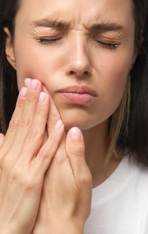 Kvinna som har besvär med tandvärk