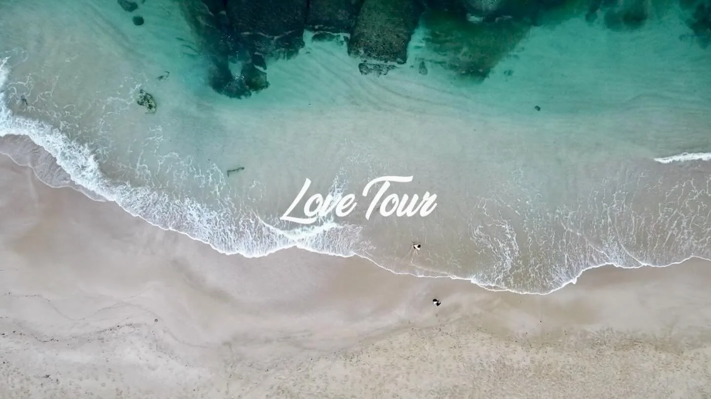 LOVE TOUR / LE FILM ! 
Vous n&rsquo;allez pas me croire, mais nous venons tout juste de terminer le montage du film. Nous avons lanc&eacute; l&rsquo;organisation de l&rsquo;avant premi&egrave;re alors que la r&eacute;alisation n&rsquo;&eacute;tait pa