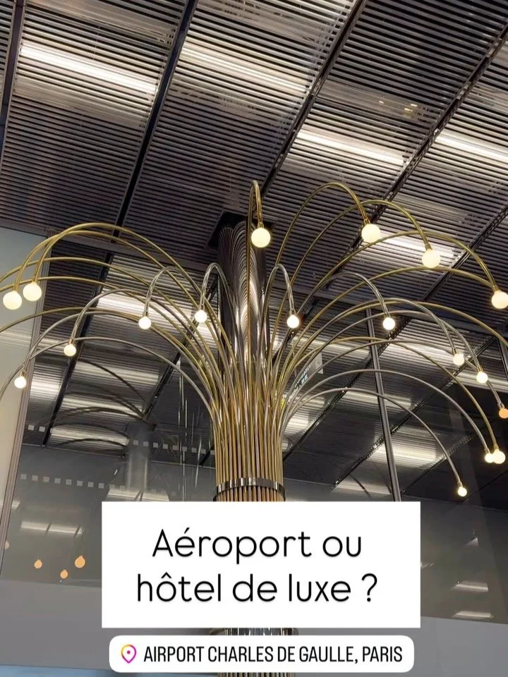 Waouh 😍 a&eacute;roport ou h&ocirc;tel de luxe ? 
La r&eacute;novation de l&rsquo;a&eacute;roport de Paris est juste incroyable, on se croirait dans un h&ocirc;tel de luxe !
Pens&eacute; par des designers et artisans fran&ccedil;ais, ce renouveau m&