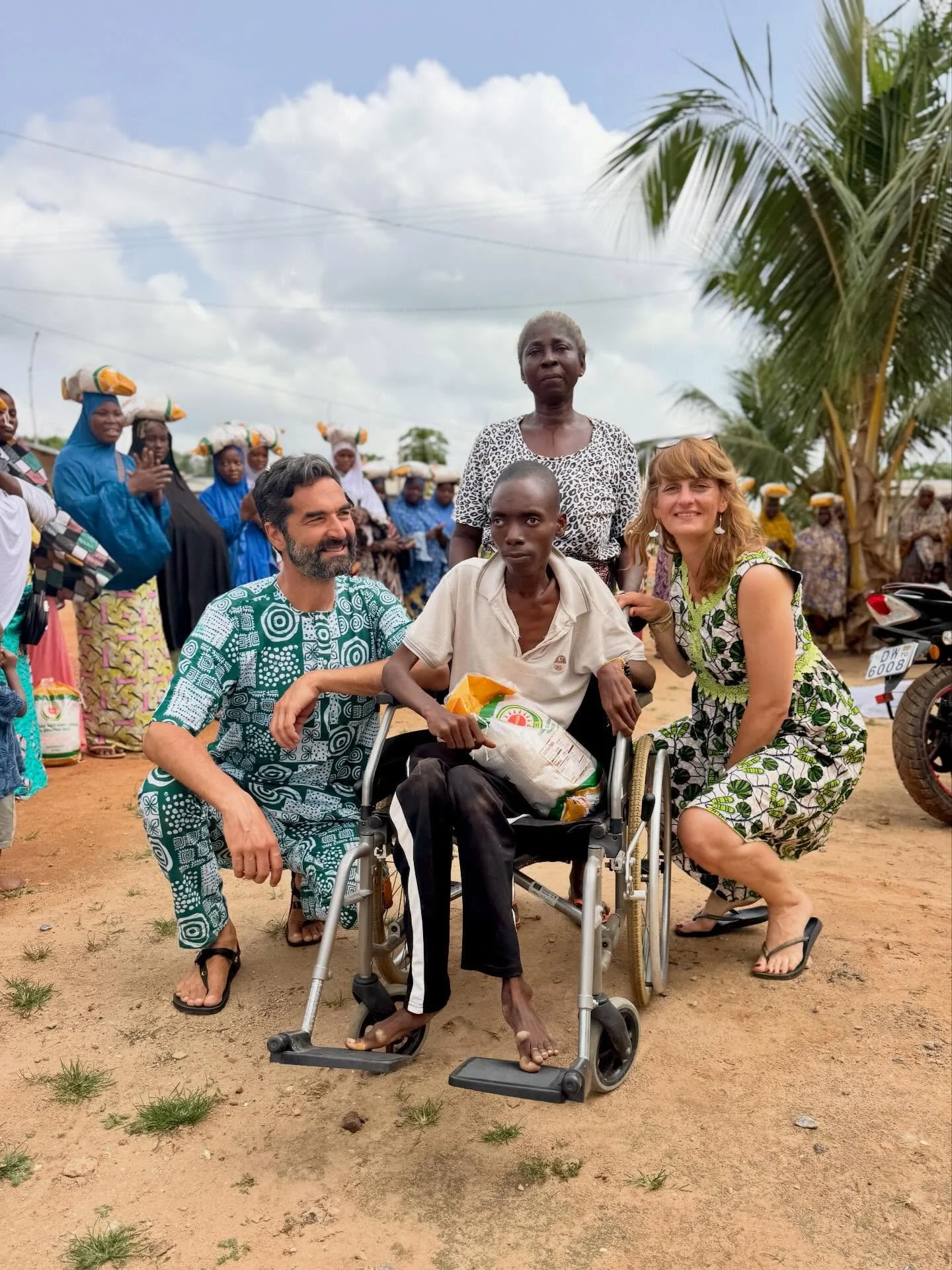 MERCI ISABELLE 
Elle a offert une chaise roulante, que nous sommes all&eacute;s acheter en ville. Un geste concret, utile, profond&eacute;ment humain.

Et comment ne pas parler d&rsquo;elle&hellip; Isabelle. 
Quel bonheur de voyager &agrave; ses c&oc
