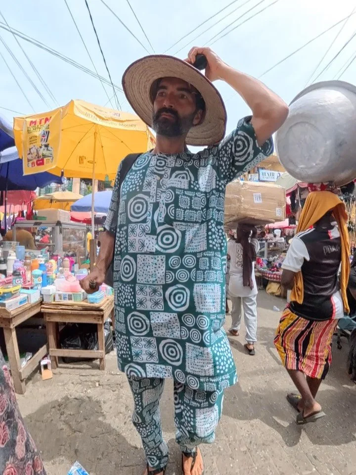 🇬🇭 Ghana
Ce pays d&rsquo;Afrique de l&rsquo;Ouest compte environ 34 millions d&rsquo;habitants. Riche en ressources comme l&rsquo;or, le cacao et le p&eacute;trole, il reste pourtant confront&eacute; &agrave; de fortes in&eacute;galit&eacute;s soci