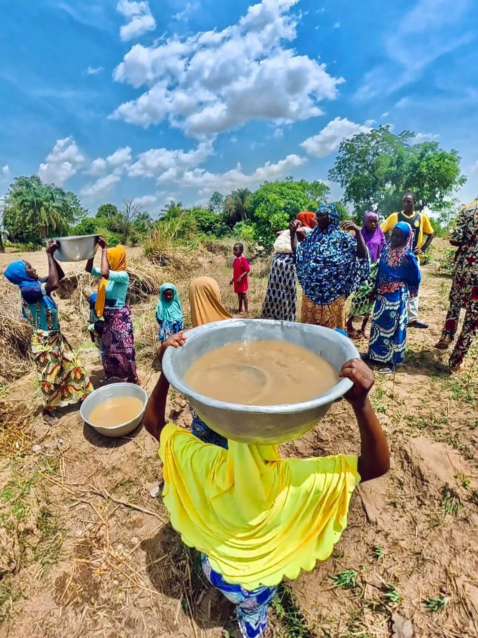 &Ccedil;A, C&rsquo;&Eacute;TAIT AVANT&hellip; 

Pendant des ann&eacute;es, les femmes de ce village ont march&eacute; des kilom&egrave;tres sous le soleil, portant sur leur t&ecirc;te une eau marron, puis&eacute;e dans une mare stagnante&hellip; 

Ma