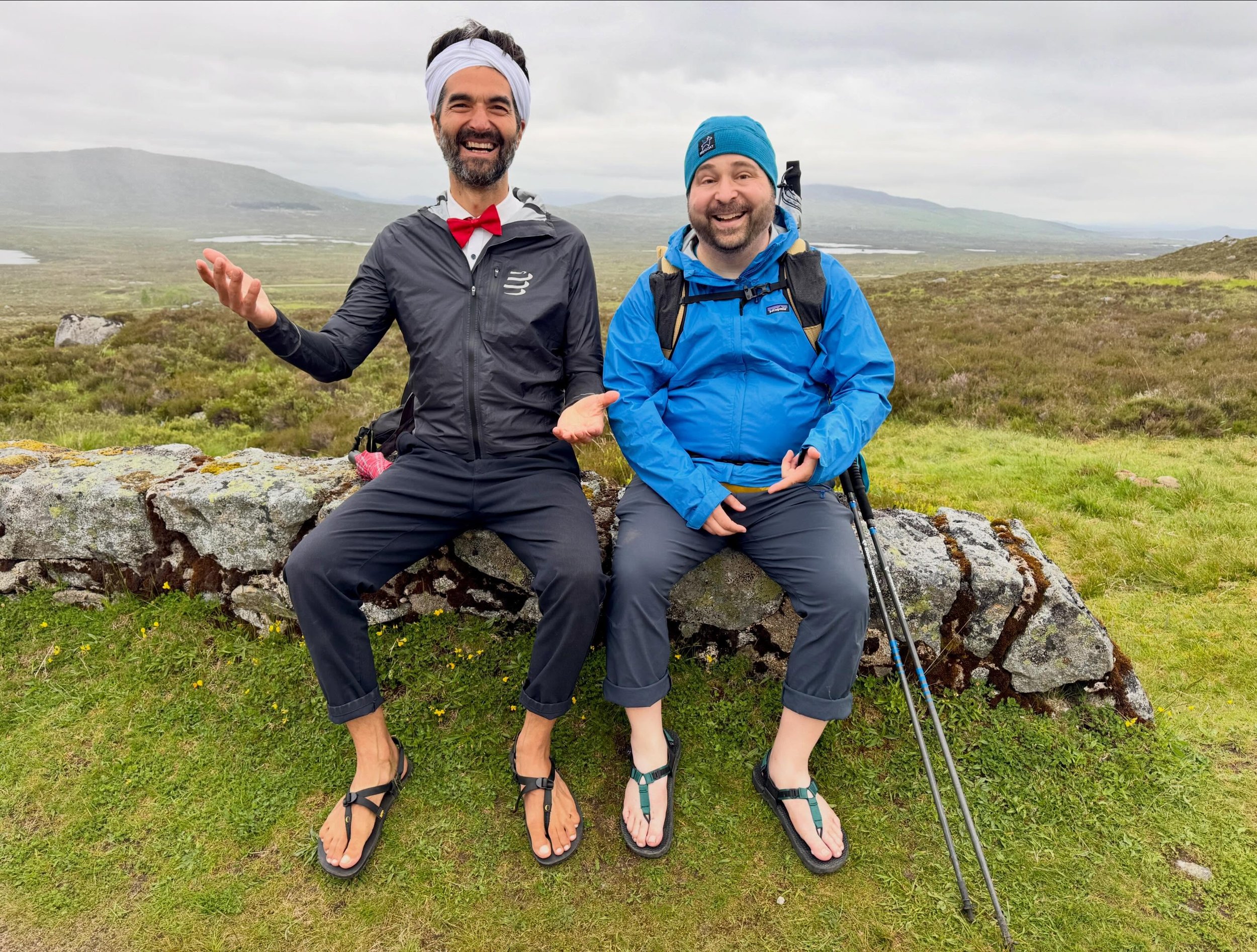 Deux paires de pieds. Deux paires de sandales. Et des kilom&egrave;tres d&rsquo;aventure devant nous.

Ce monsieur a commenc&eacute; sa randonn&eacute;e avec des chaussures. Mais entre les ampoules, les douleurs et l&rsquo;inconfort, marcher devenait