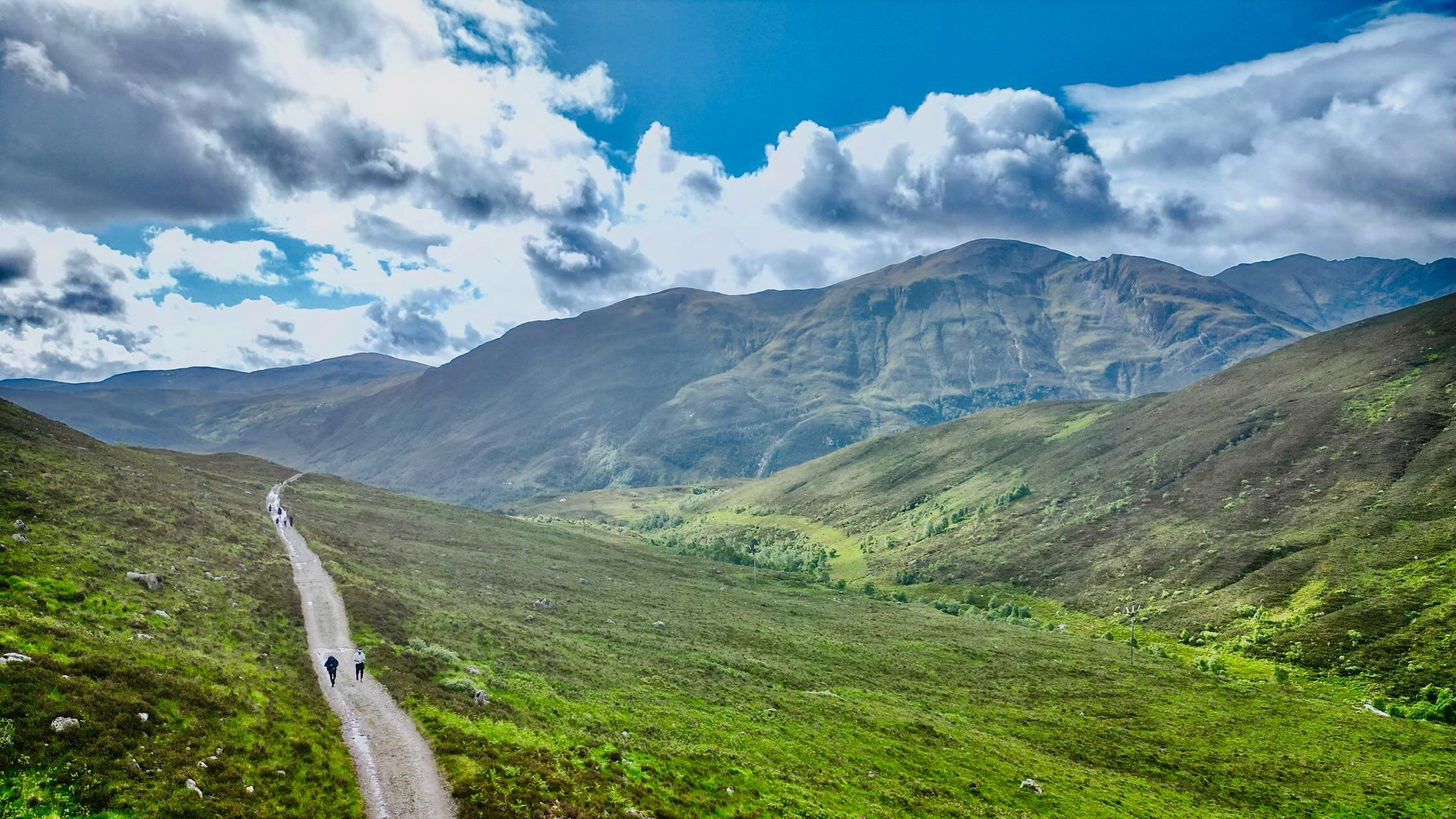 🥾 JOUR 7 | WEST HIGHLAND WAY 🇬🇧

Kinlochleven ➡️ Fort William
📍 25 km | +840 m | 8&deg;C

Derni&egrave;re &eacute;tape de notre aventure &eacute;cossaise !

La journ&eacute;e avait pourtant bien commenc&eacute; : soleil, for&ecirc;t, ruisseaux et