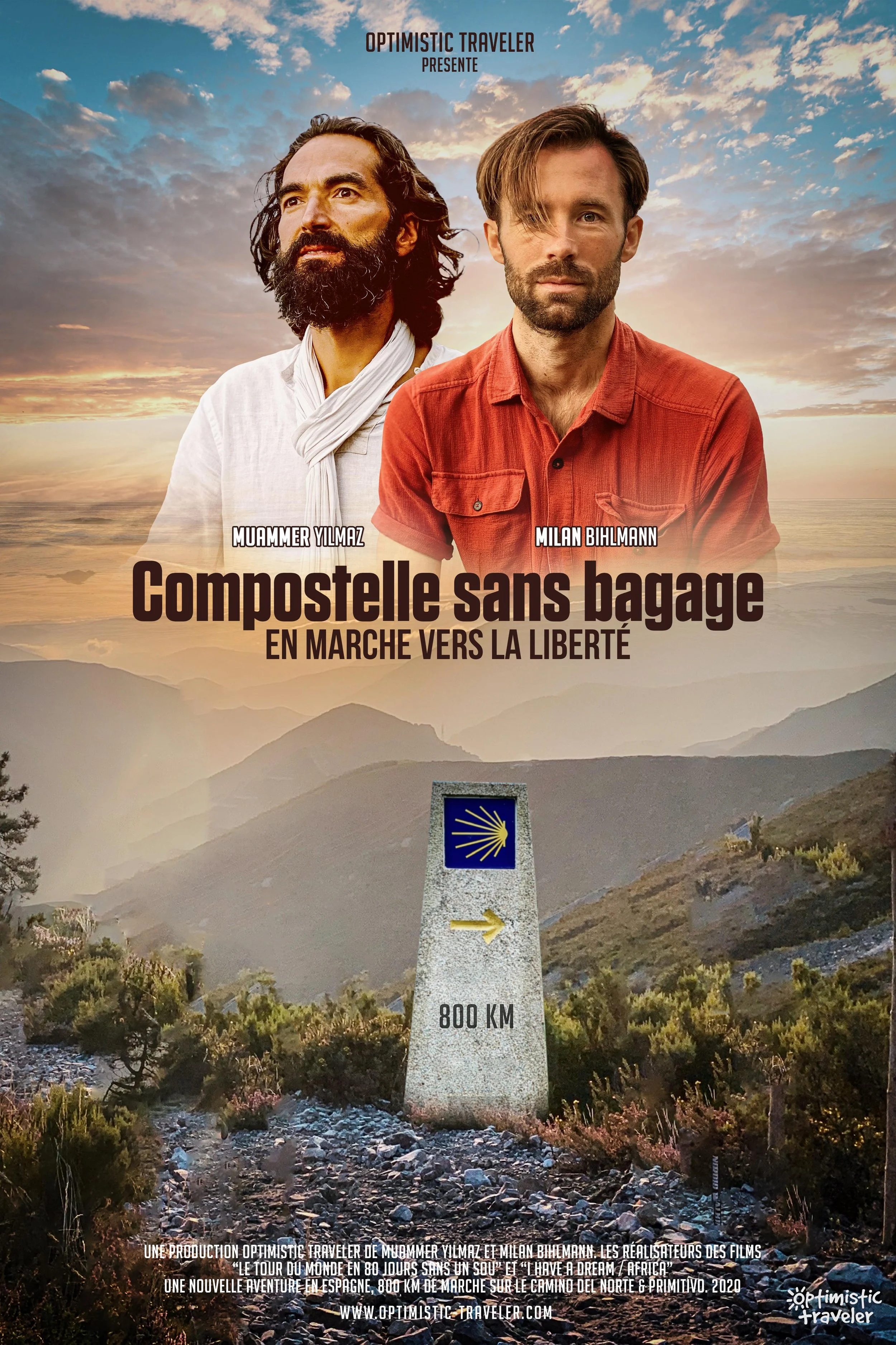 Poster for the film "Compostelle sans bagage" showing two men with a sunset sky background, a mountain landscape, and a distance marker indicating 800 kilometers.