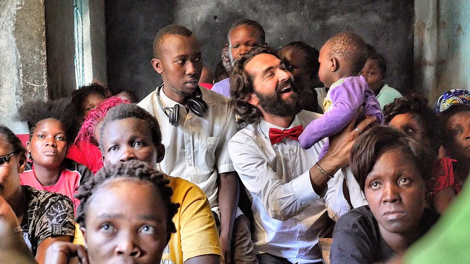Muammer Yilmaz au milieu d'une salle de classe en Afrique.