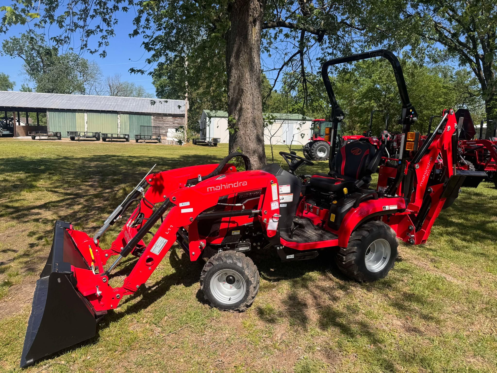 Mahindra 1120 HST with Backhoe