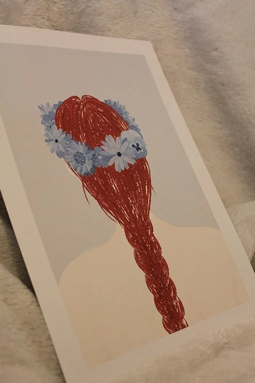 Illustration d'une femme avec couronne de fleurs bleues