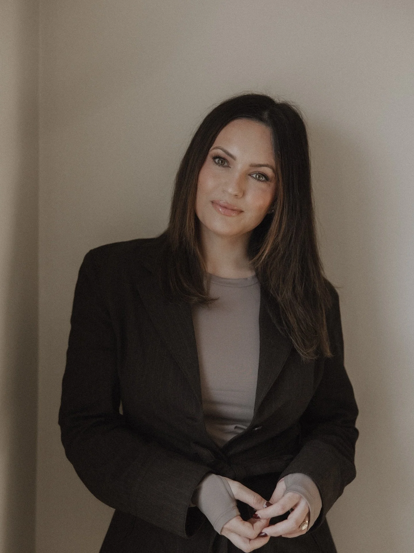 Lots of new faces here, so I figured it&rsquo;s a great time to reintroduce myself!
&bull;
My name is Ashley &amp; I&rsquo;ve been in the bridal business for 10 years now! What started out as a passion for doing friends and family&rsquo;s makeup turn