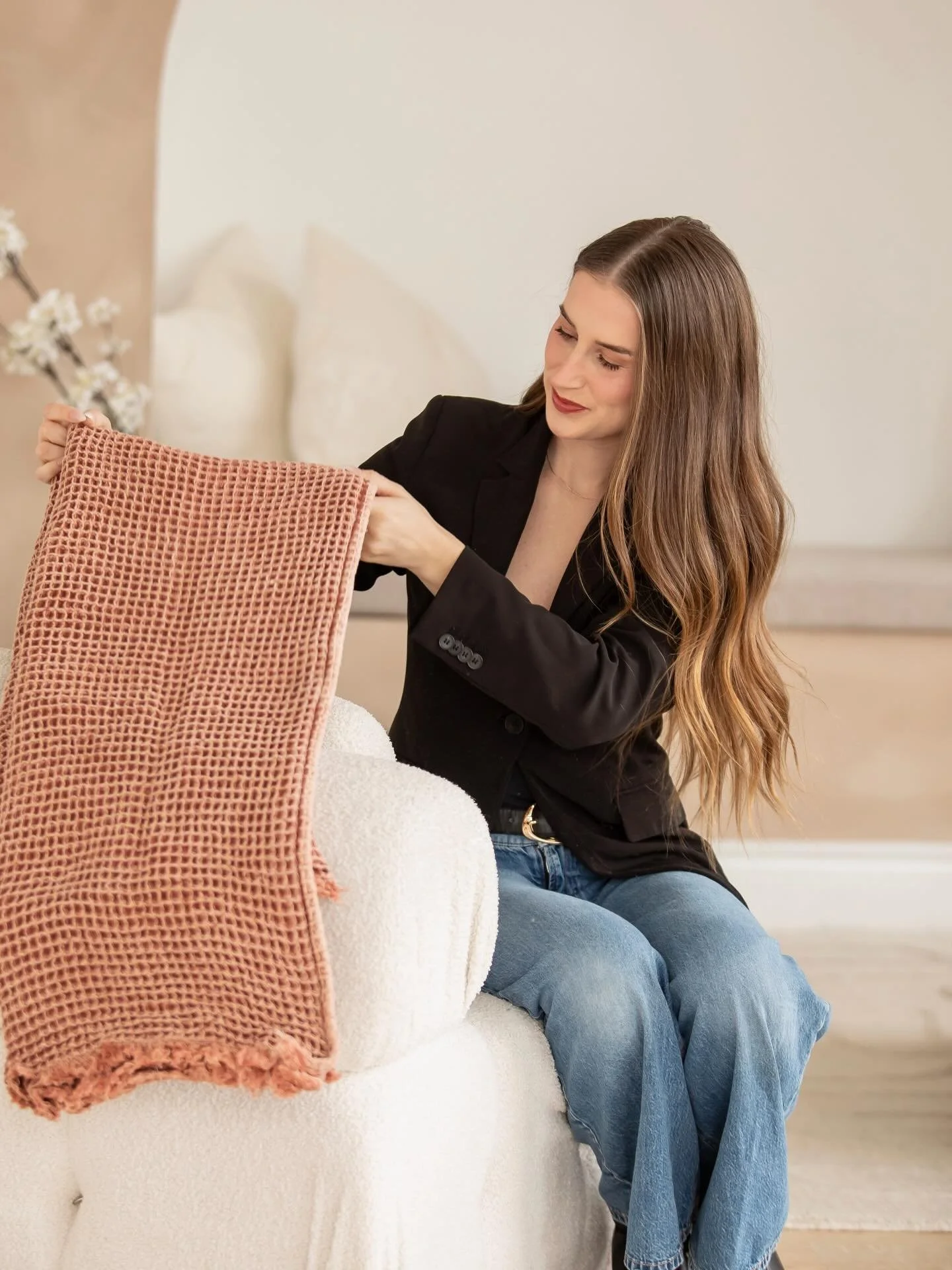 The perfect blush throw to welcome the Spring season🌷🌸

Available in store and online!