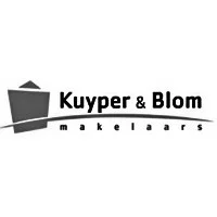 Logo van Kuyper & Blom makelaars met een zwart en grijs huis en tekst