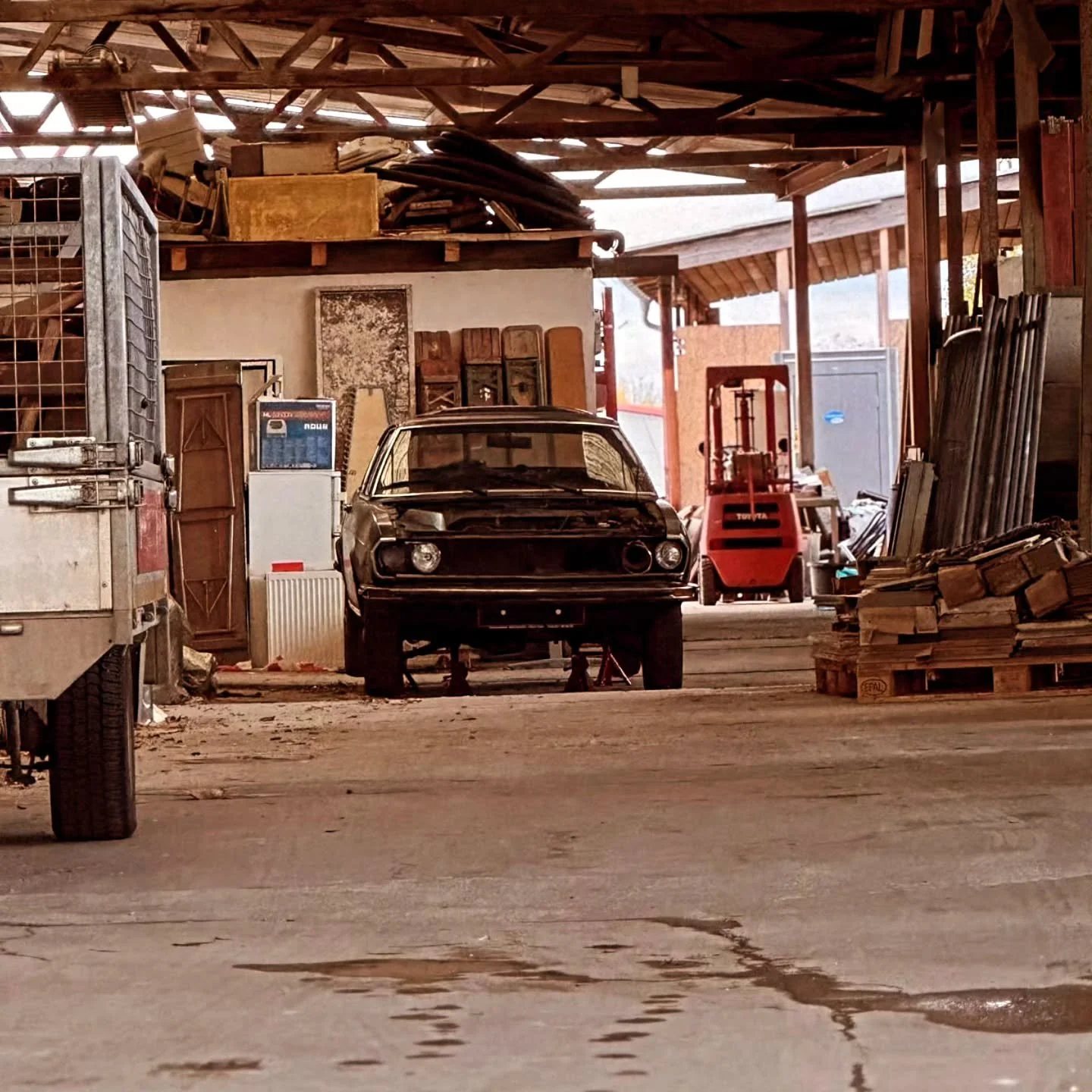 Der Audi 100 Coup&eacute; S schlummert noch &ndash; aber nicht mehr lange.
Zeit, ihn aus dem Dornr&ouml;schenschlaf zu holen. 🔧✨