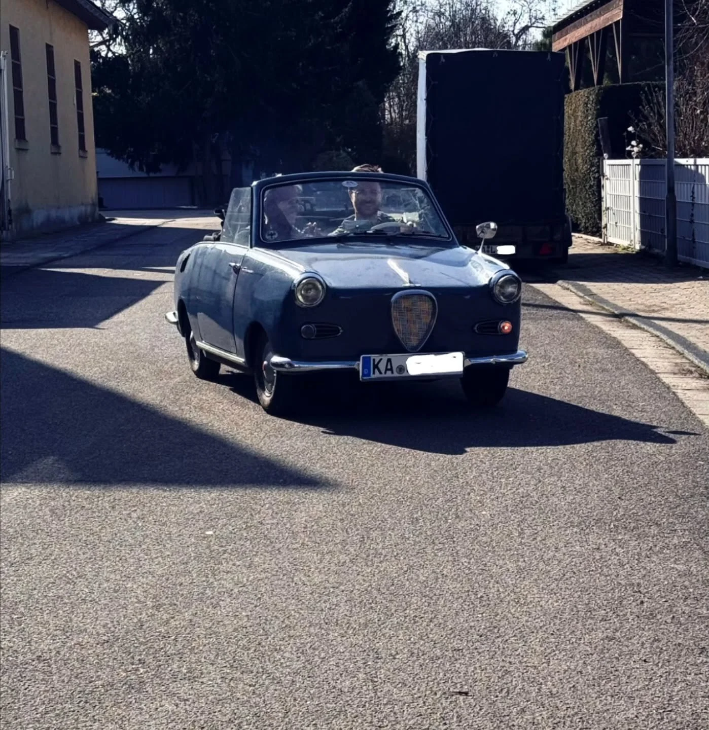 Car-Ambulanz er&ouml;ffnet die Saison! ☀️

Bei feinstem Cabriowetter wird nicht gekleckert, sondern gekurbelt: Das Goggomobil rollt wieder &ndash; mit sattem 15-PS-Orchester und maximalem Fahrtwind deluxe. 🏁

Heute auf dem Behandlungsplan: T&Uuml;V?