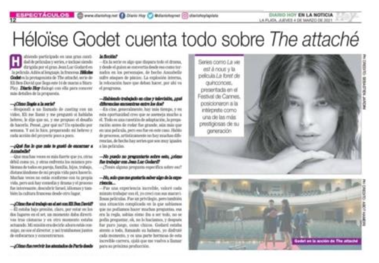 Page d'article de journal en français avec une photo en noir et blanc d'une jeune fille avec des cheveux bouclés, et une autre photo en couleur d'un groupe de personnes devant une fontaine dans un centre commercial.