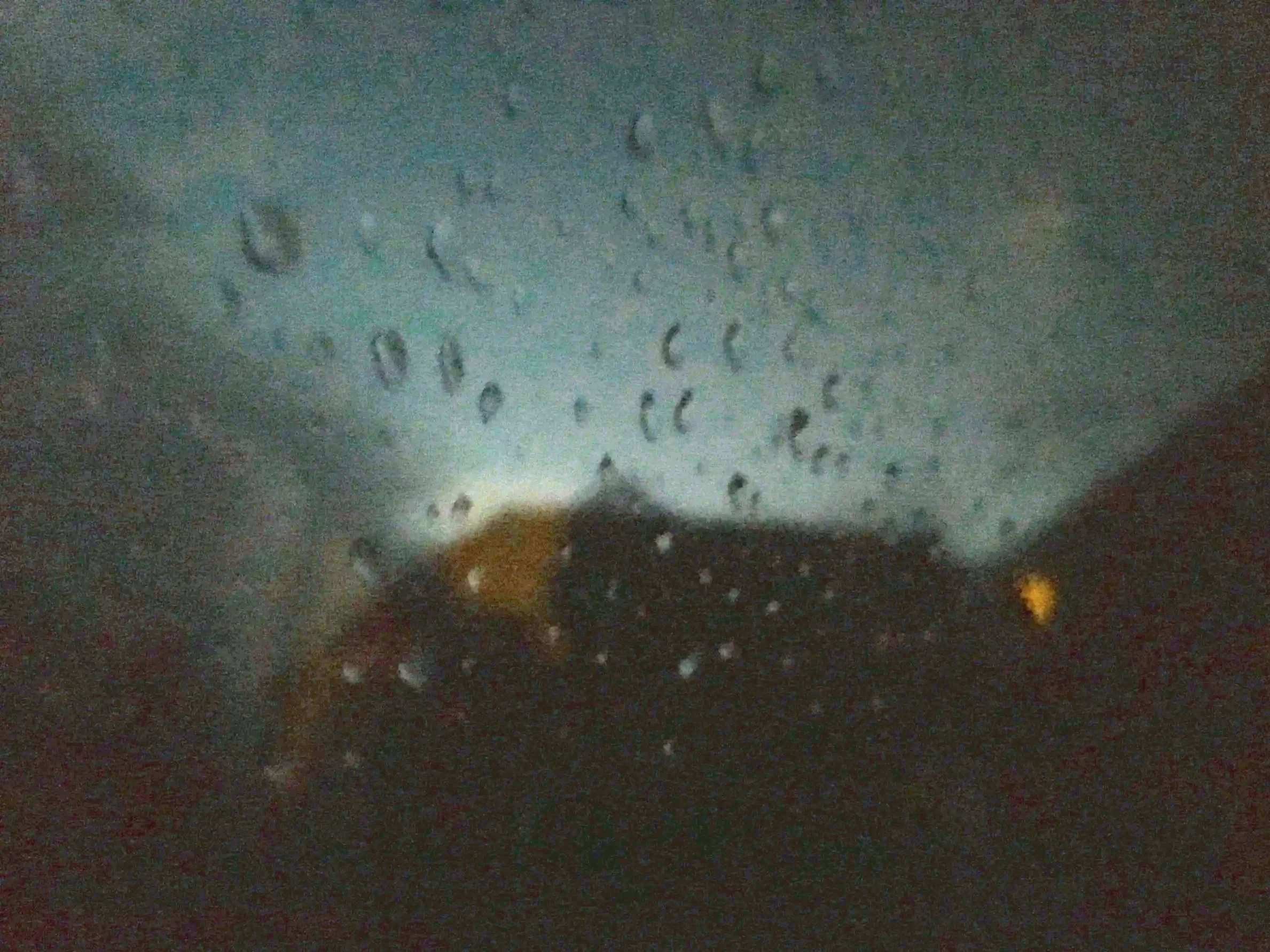 Gouttes d'eau sur une surface vitrée, flou. 