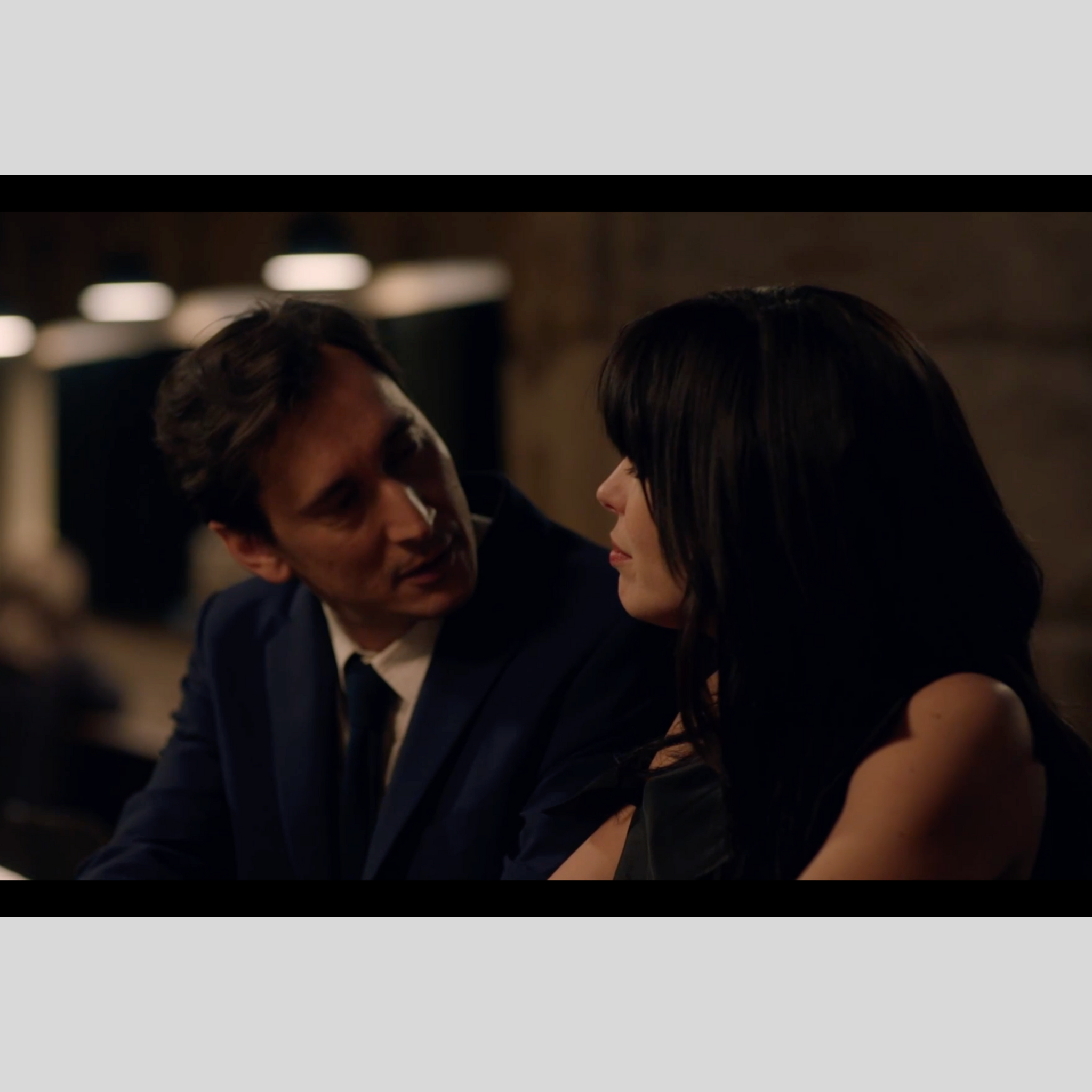 Héloïse Godete et Grégoire Colin dans The Attaché