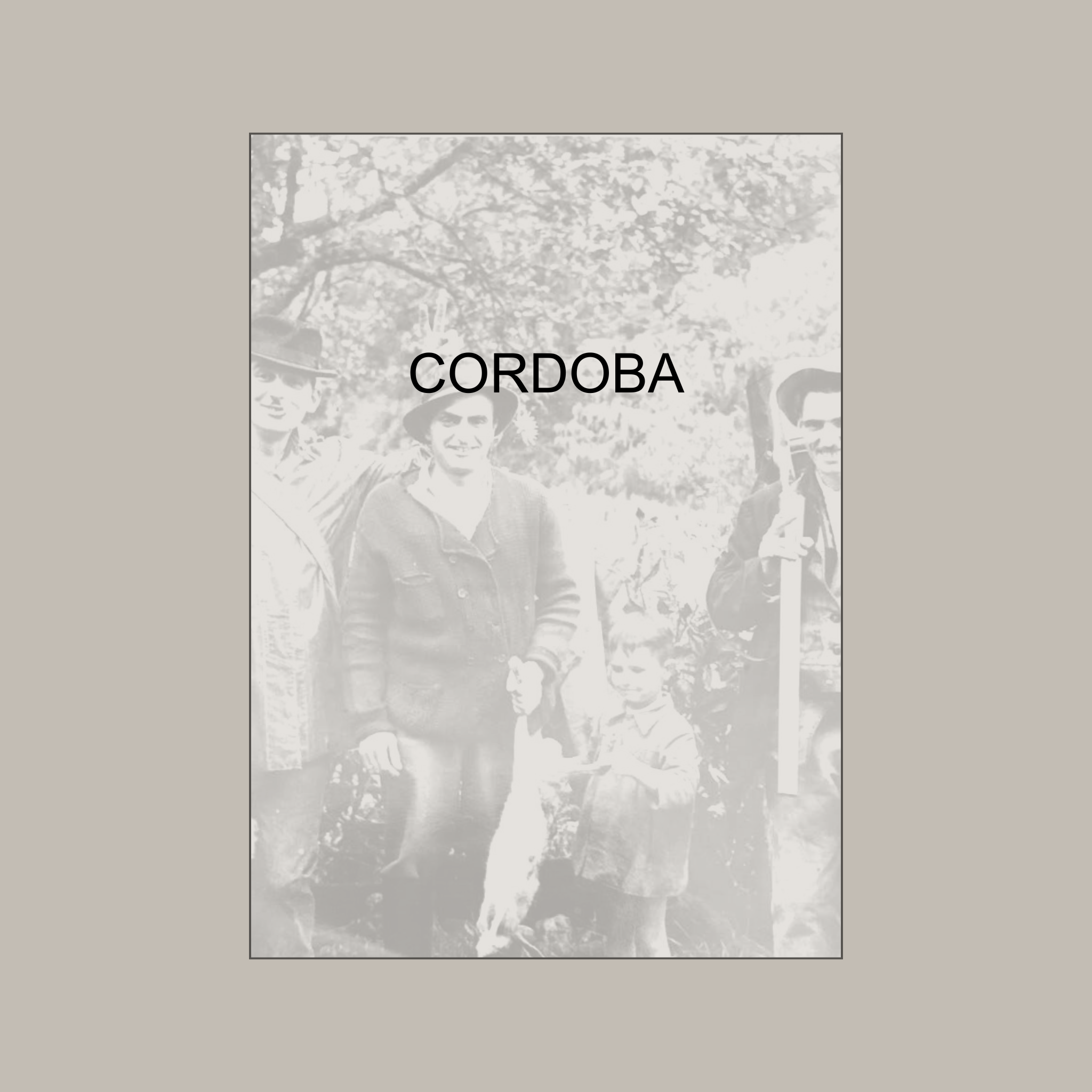 Photographie ancienne en noir et blanc de quatre personnes, deux hommes et deux femmes, avec des enfants, dans un environnement extérieur."CORDOBA" écrit en texte noir au centre de l'image.