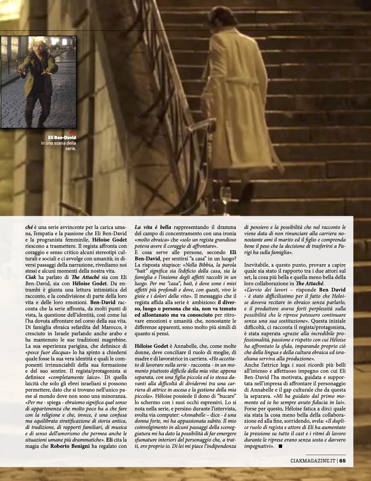 Une femme en manteau clair monte des escaliers en pierre dans une scène de série télévisée.