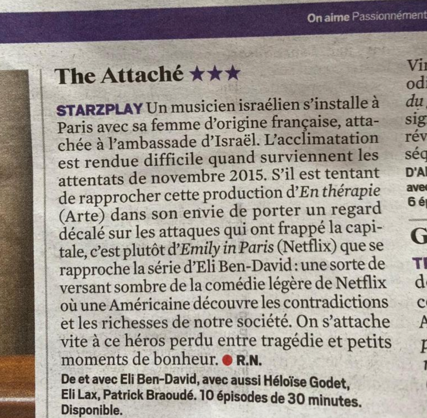Critique de la pièce de théâtre "The Attaché" avec une note de trois étoiles, description du résumé de la pièce et mention des acteurs principaux.