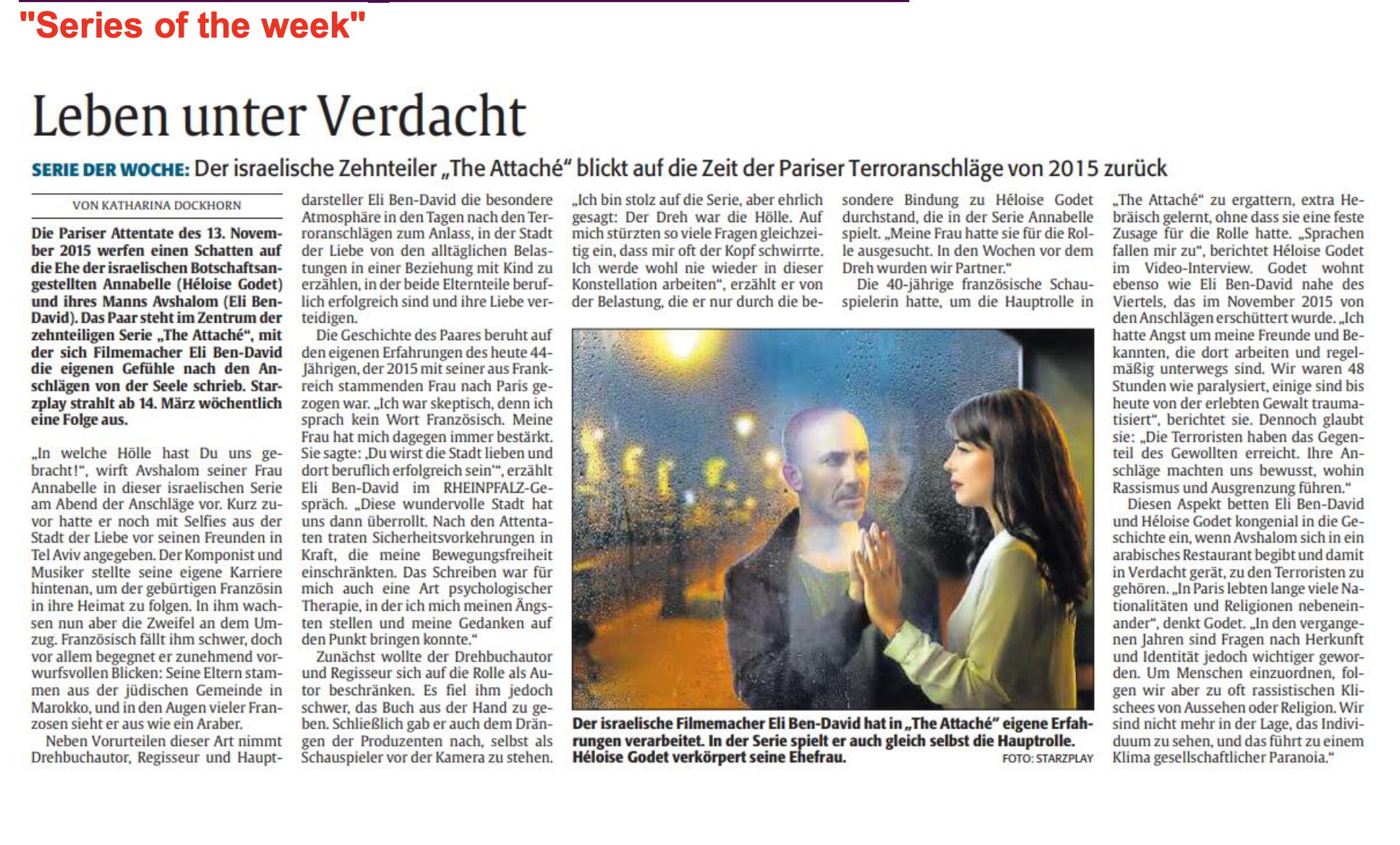 Article de journal en allemand avec une photo d'un homme et d'une femme, semblant discuter devant une fenêtre de pluie ou de condensation, avec un fond urbain et un ciel jaune, illustrant la série télévisée 'The Attache'.