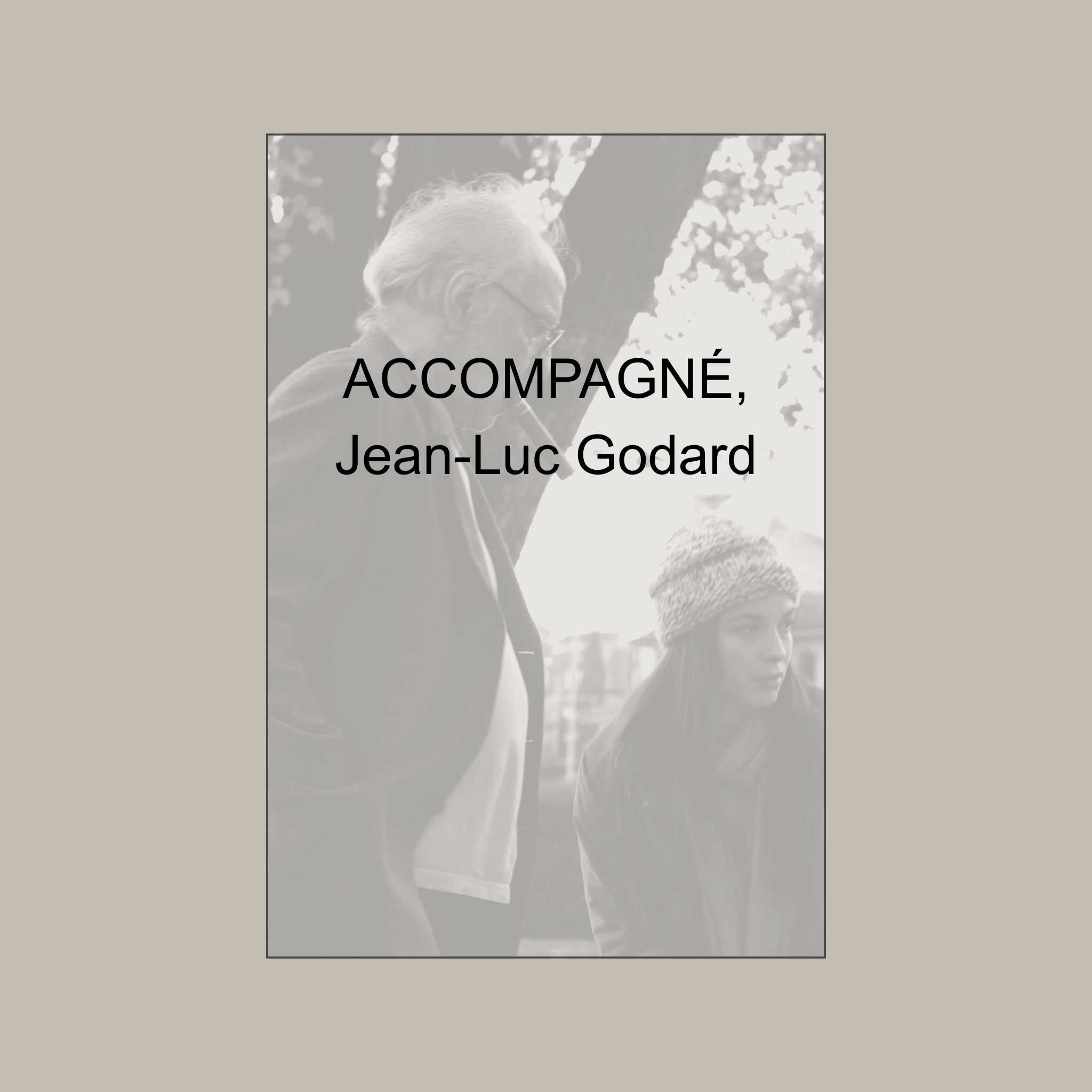 Couverture d'un livre ou d'un document avec une photo en noir et blanc de deux personnes, un homme âgé avec des cheveux blancs et lunettes, et une jeune femme avec un bonnet, en plein air avec des arbres en arrière-plan. Texte en français : 'ACCOMPAGNÉ, Jean-Luc Godard'.