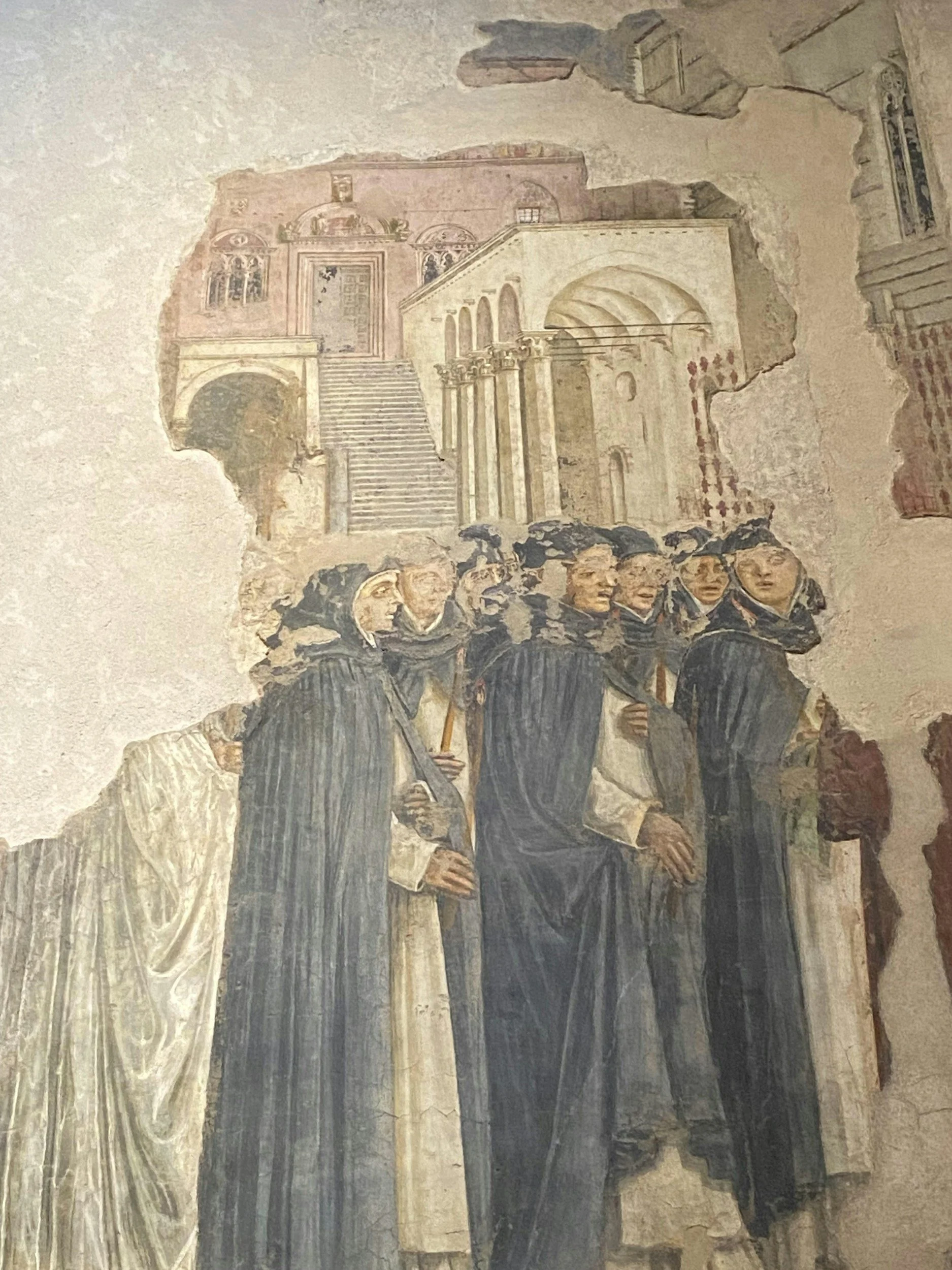 Restauro di un affresco antico che raffigura alcune figure di uomini, con un'architettura antico sullo sfondo.