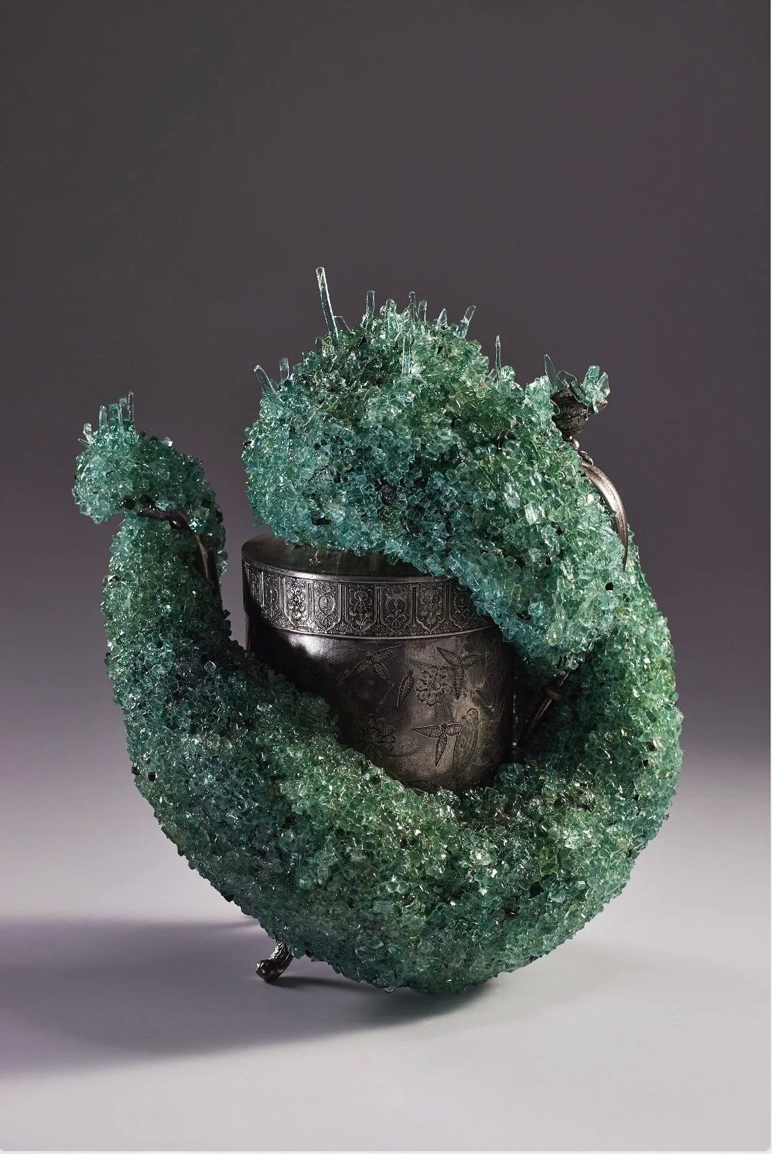 S/T, 2021. Escultura. Vajilla antigua, fragmentos de vidrio de auto. 35 x 25 x 30 cm
