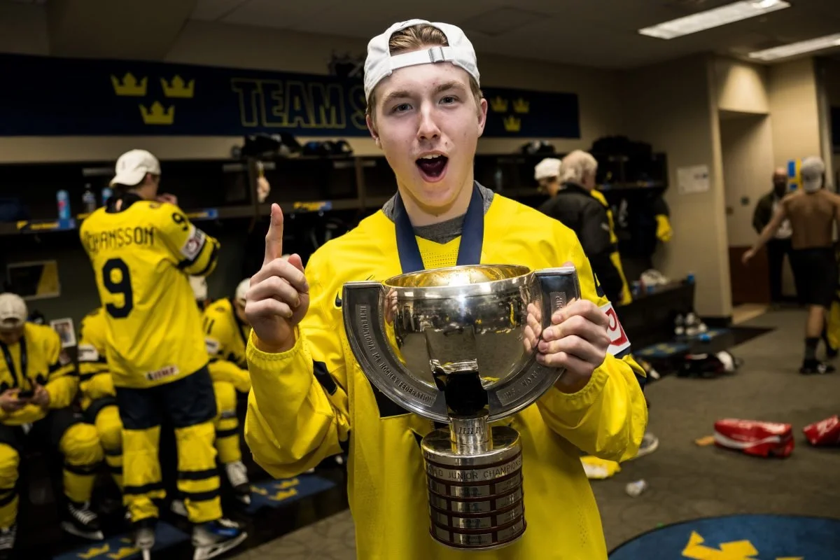 Viggo Bjorck celebrate with team Sweden after winning the world junior