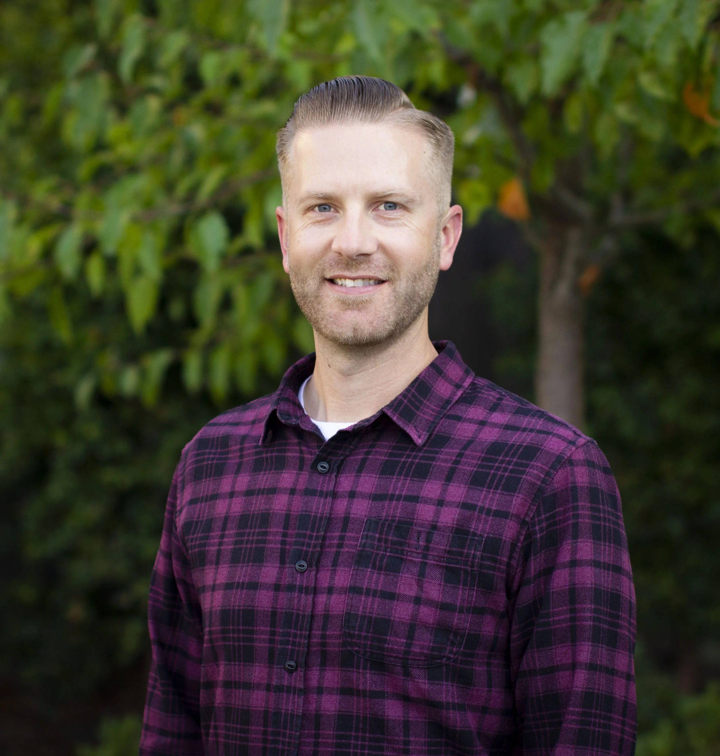 Christopher Greer, LCSW – Santa Cruz therapist headshot. Specializing in trauma therapy, substance use support, and KAP in Santa Cruz & online California.