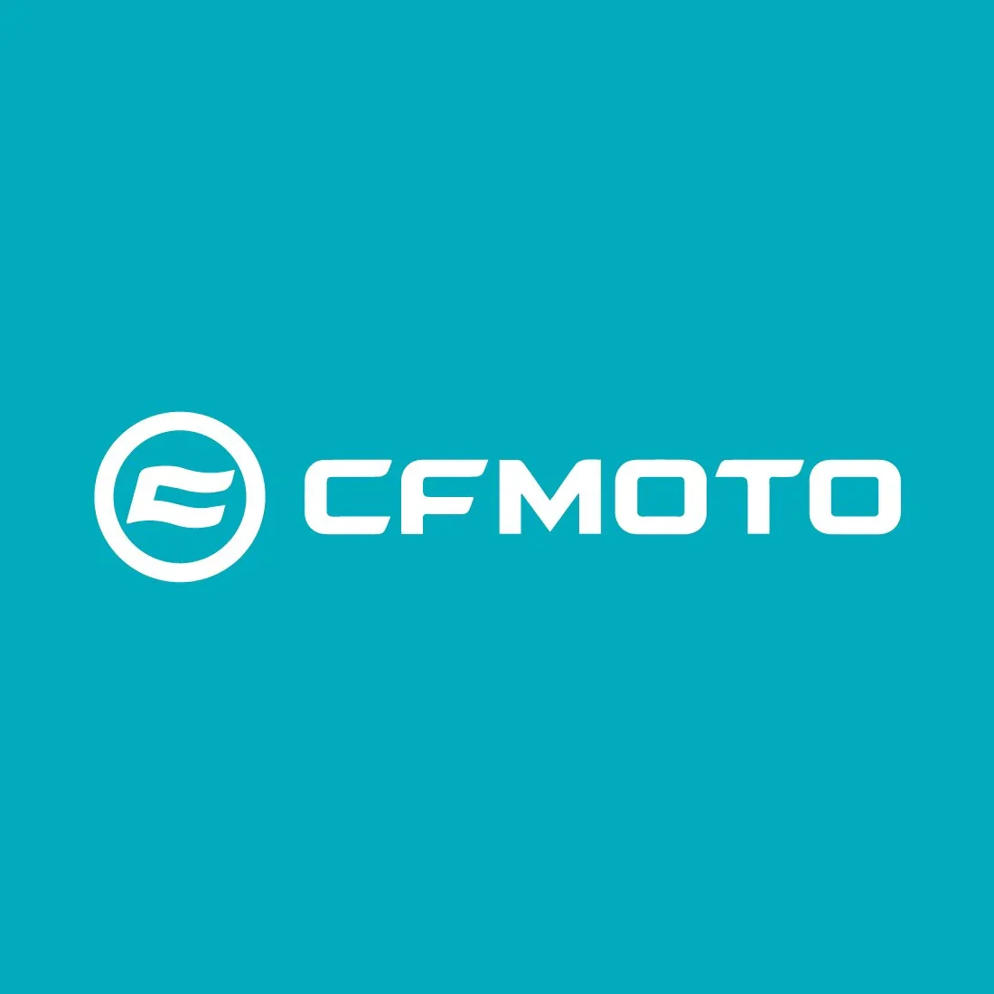 Logo van CFMOTO op een blauwe achtergrond.