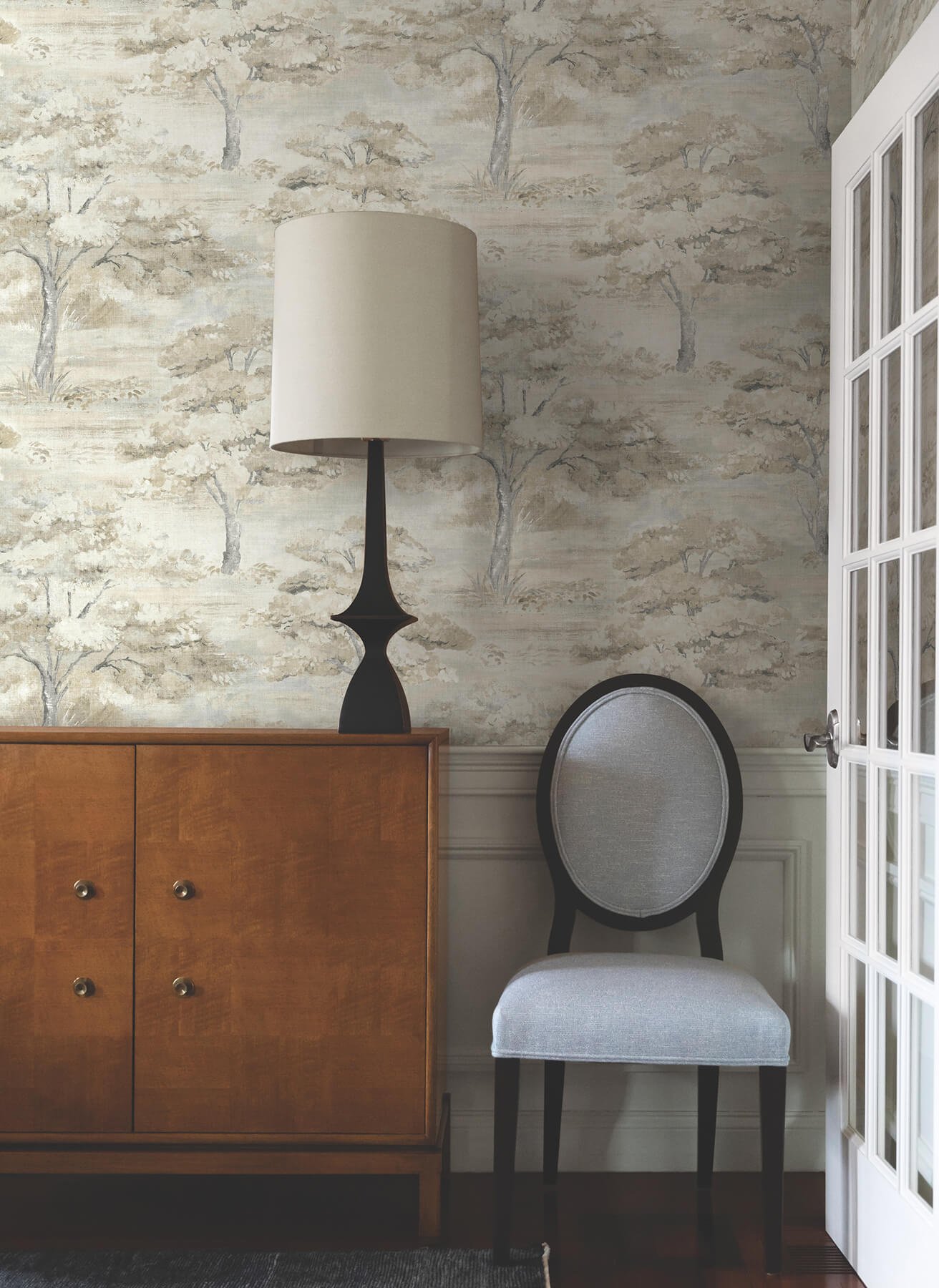 Traditional wallpaper in dining room