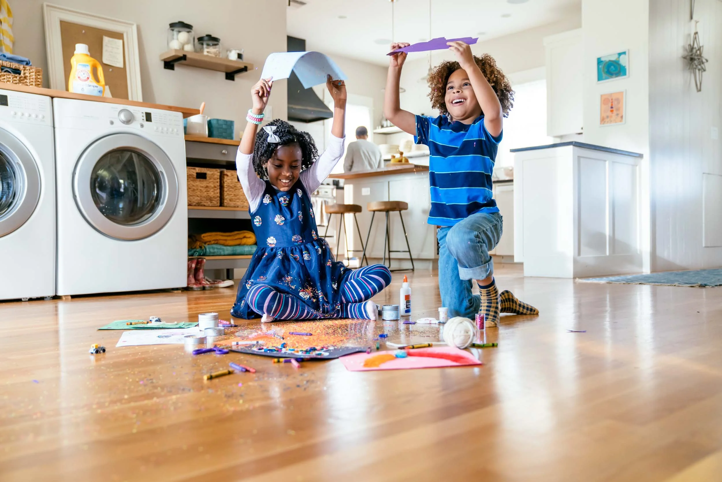 Kids-making-mess-with-glitter.jpg
