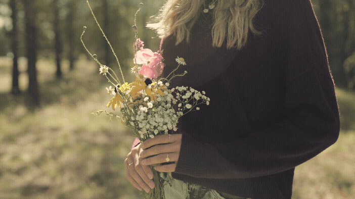Girl-with-Wildflowers.gif