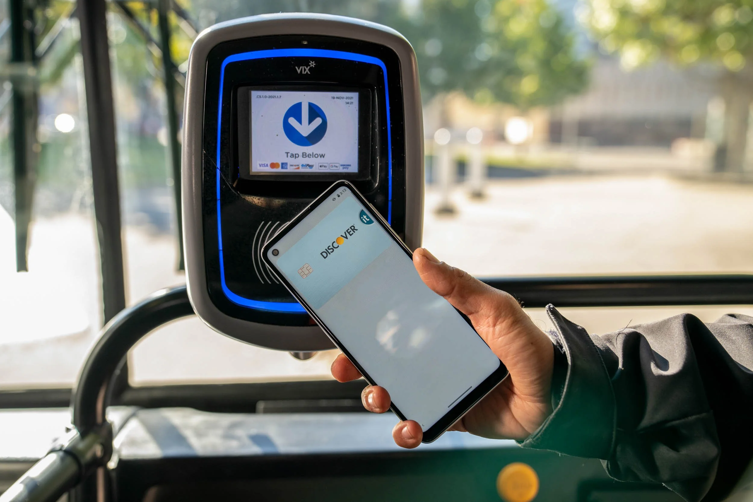Contactless-Mobile-Payment-on-City-Bus.jpg